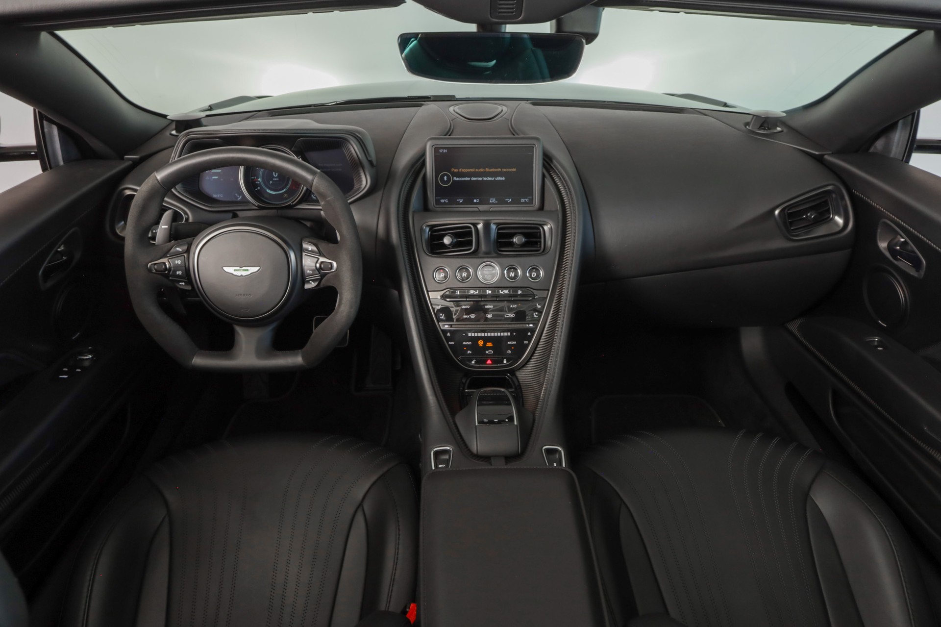 ASTON MARTIN DB11 V8 Volante Touchtronic 3 Shadow Edition-image-12