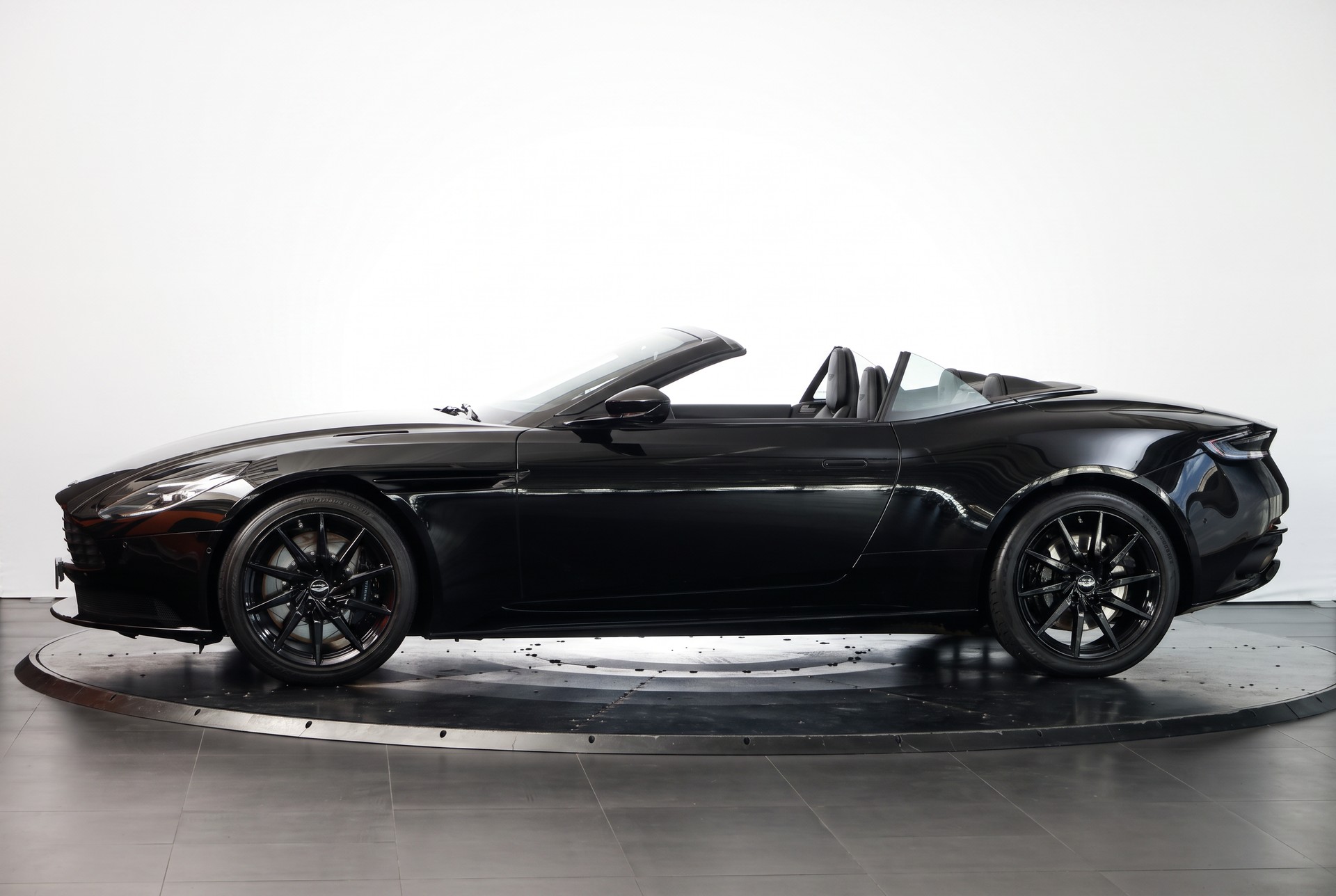ASTON MARTIN DB11 V8 Volante Touchtronic 3 Shadow Edition-image-3