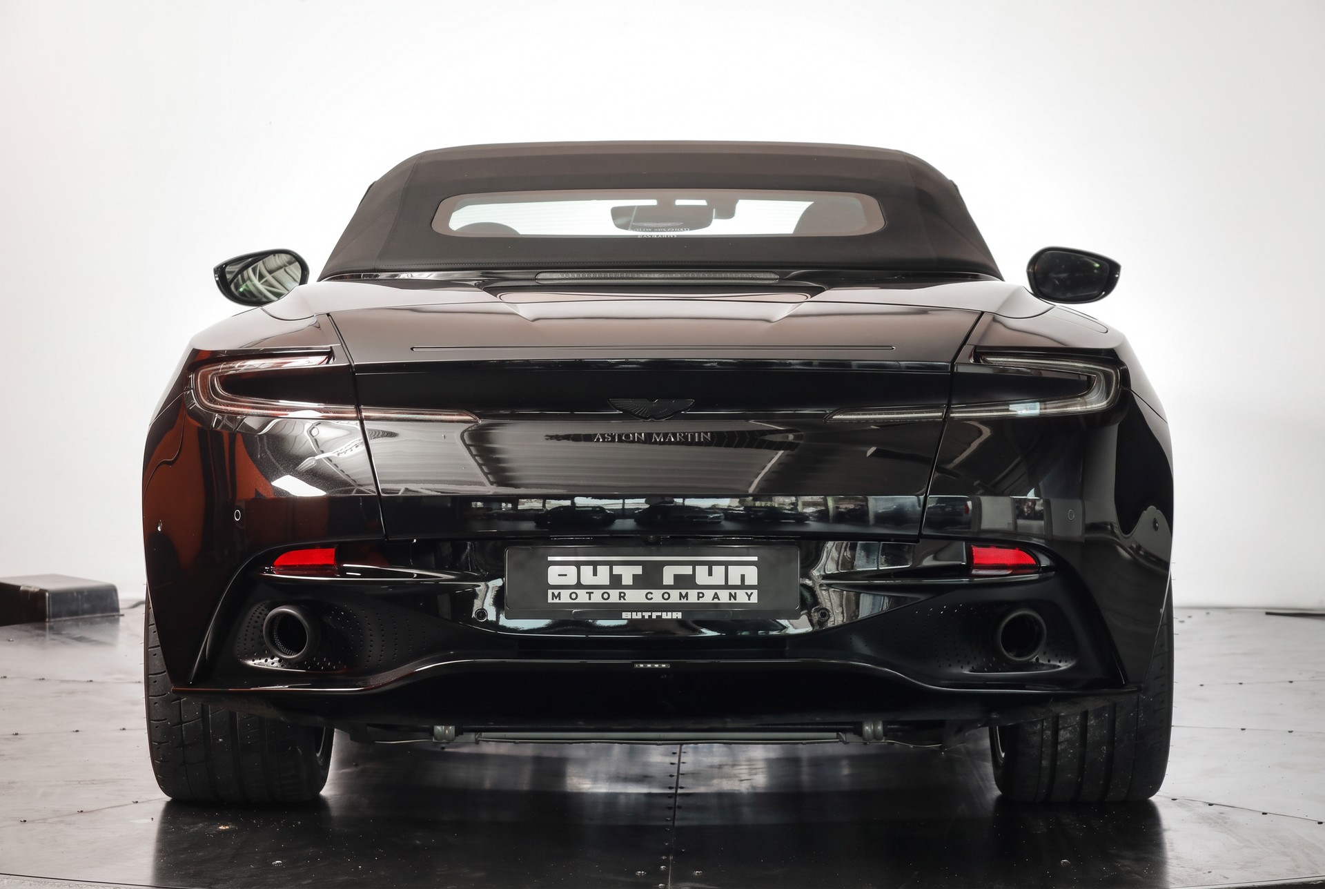 ASTON MARTIN DB11 V8 Volante Touchtronic 3 Shadow Edition-image-2