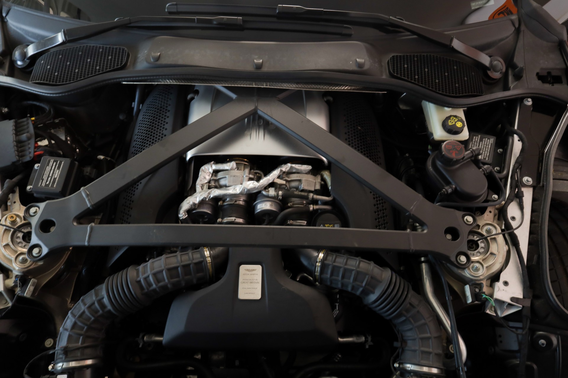 ASTON MARTIN DB11 V8 Volante Touchtronic 3 Shadow Edition-image-23