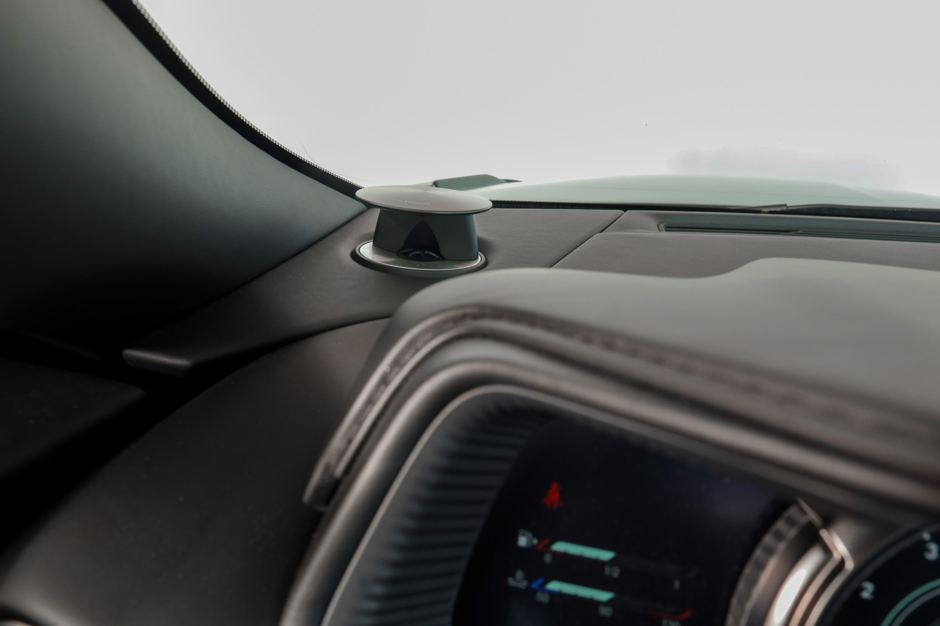 ASTON MARTIN DB11 V8 Volante Touchtronic 3 Shadow Edition-image-16