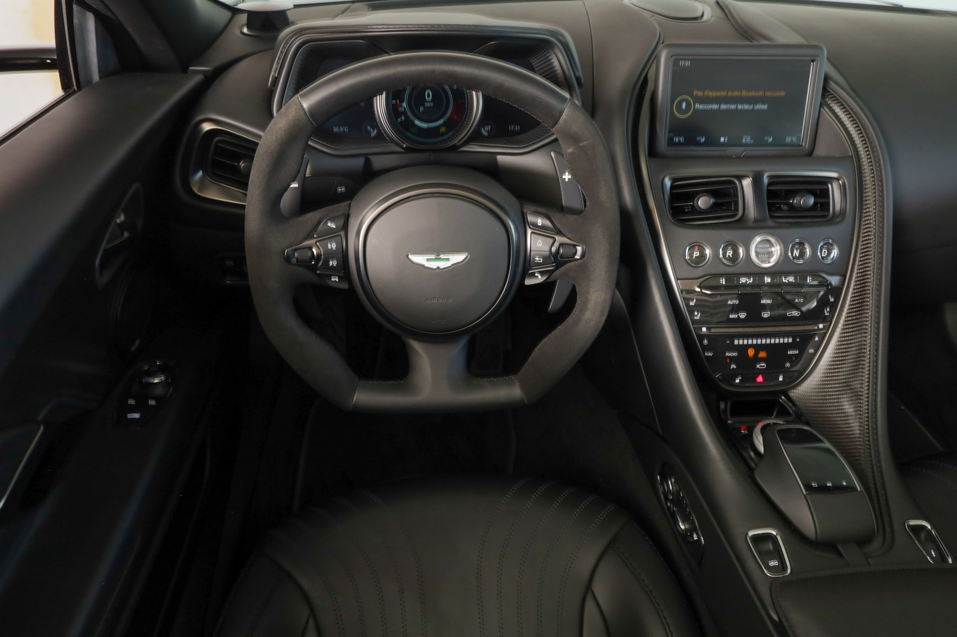 ASTON MARTIN DB11 V8 Volante Touchtronic 3 Shadow Edition-image-11