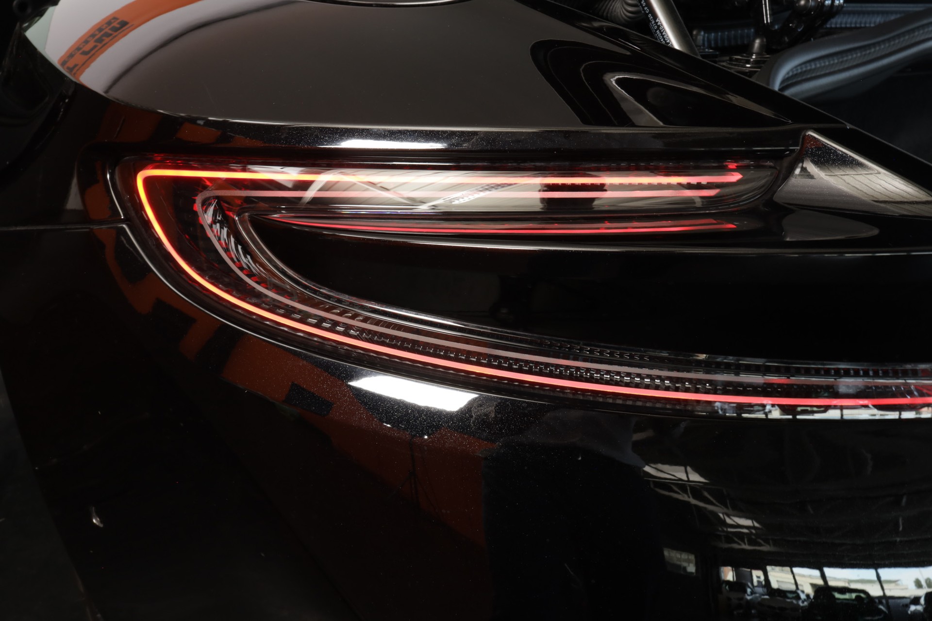ASTON MARTIN DB11 V8 Volante Touchtronic 3 Shadow Edition-image-21