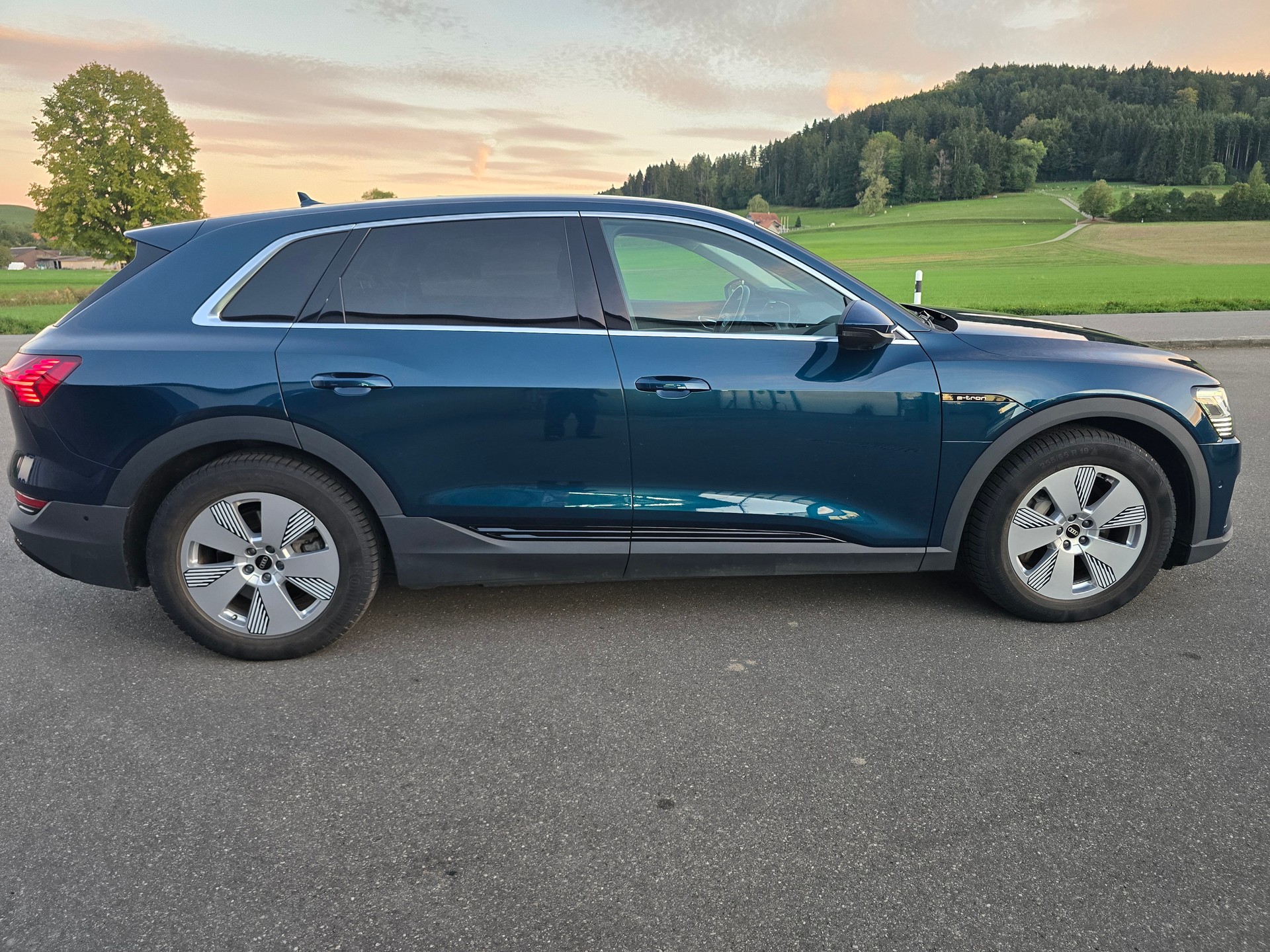 AUDI e-tron 55 *TOP-ZUSTAND**Frsch ab MFK"Anhängerkupplung 1800kg***-image-4