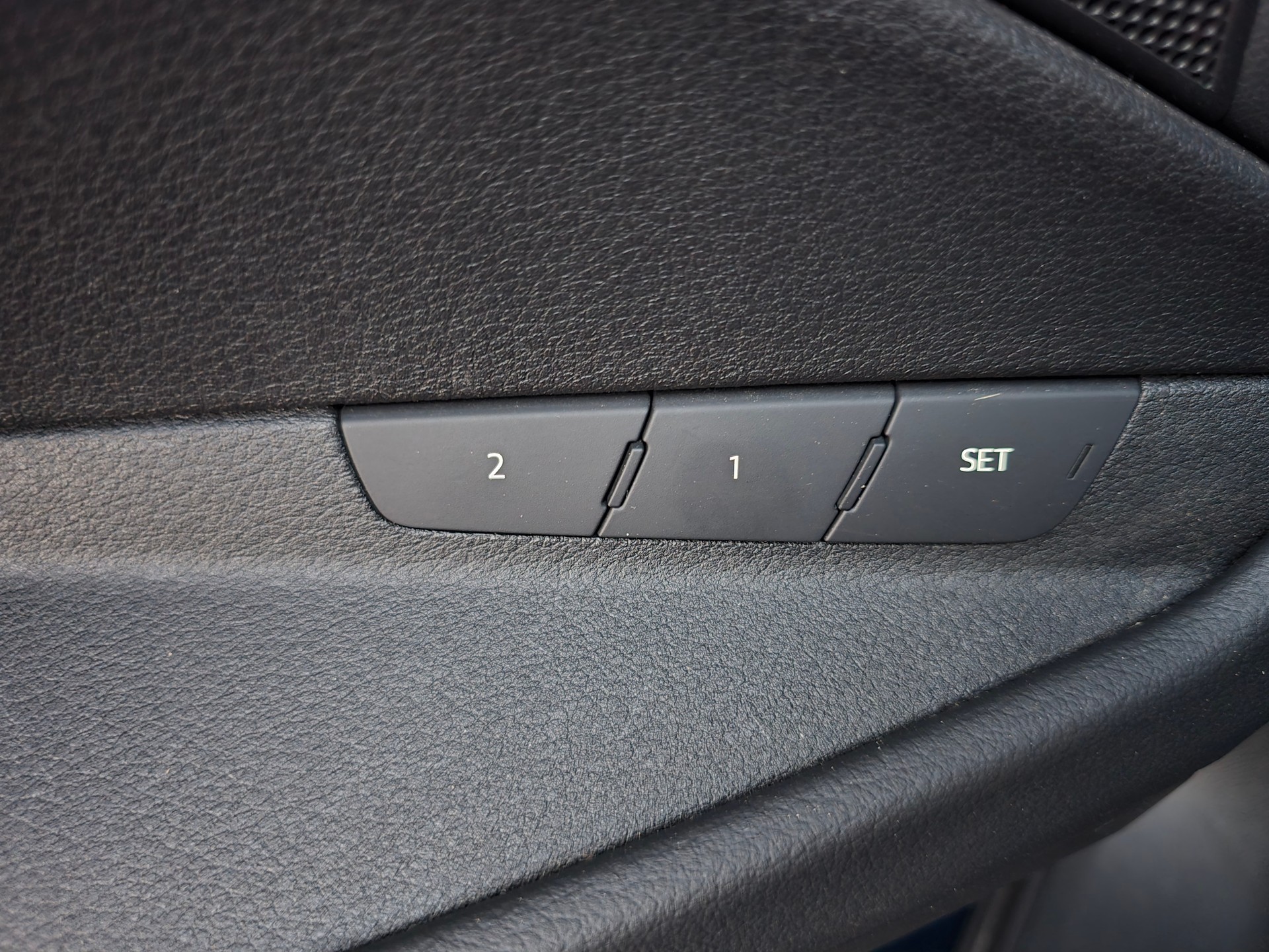 AUDI e-tron 55 *TOP-ZUSTAND**Frsch ab MFK"Anhängerkupplung 1800kg***-image-14