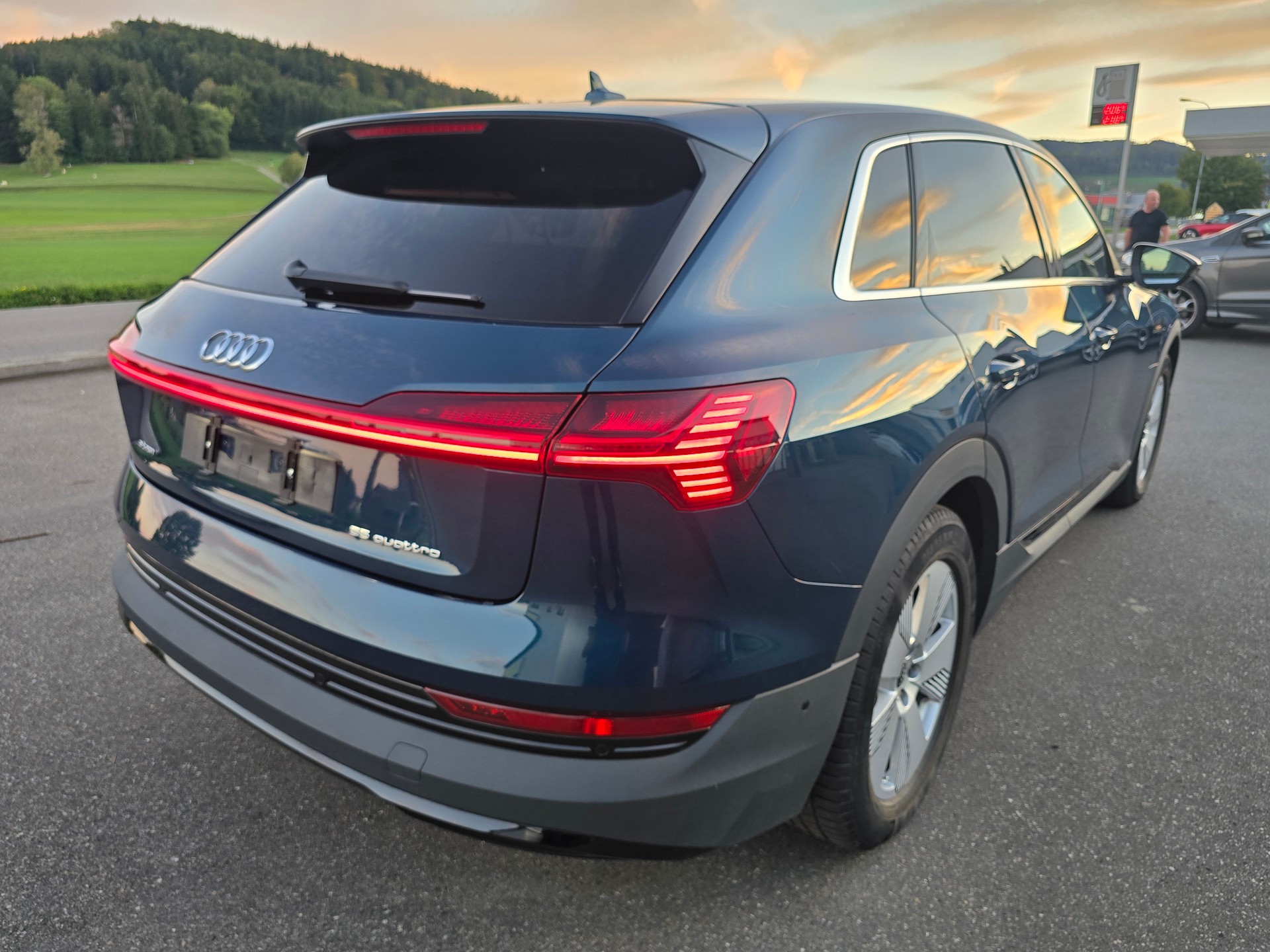 AUDI e-tron 55 *TOP-ZUSTAND**Frsch ab MFK"Anhängerkupplung 1800kg***-image-3