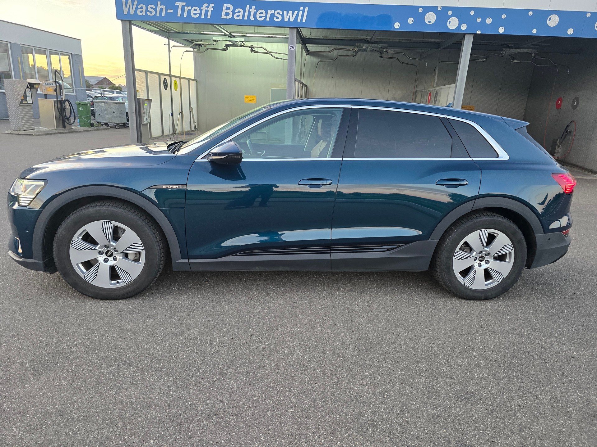AUDI e-tron 55 *TOP-ZUSTAND**Frsch ab MFK"Anhängerkupplung 1800kg***-image-1