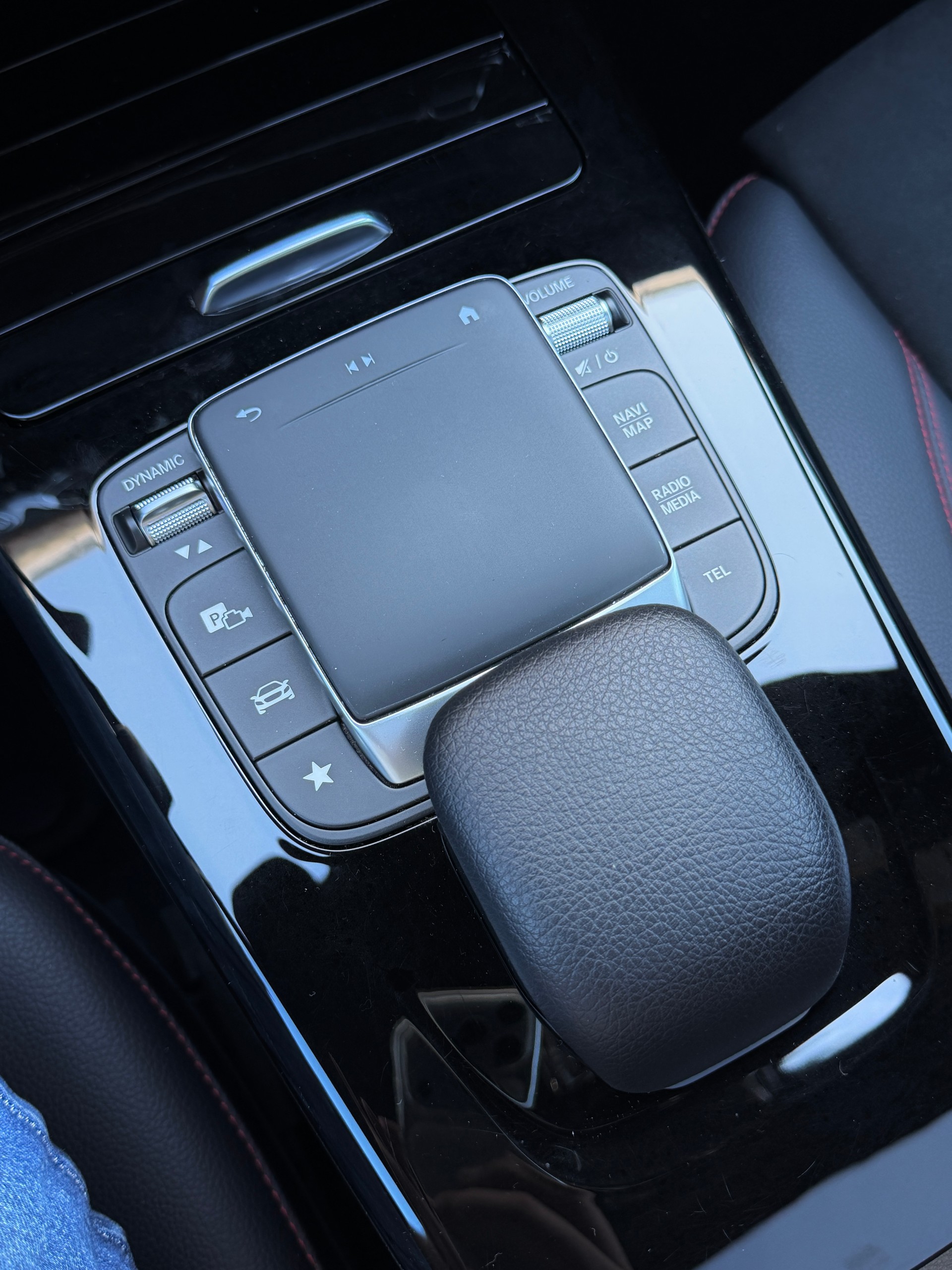 MERCEDES-BENZ A 180 AMG Line 7G-DCT-image-11