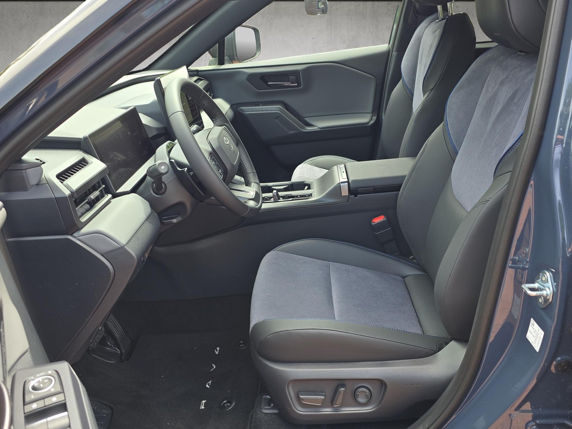 TOYOTA RAV4 2.5 Plug-In-Hybrid Style-image-8