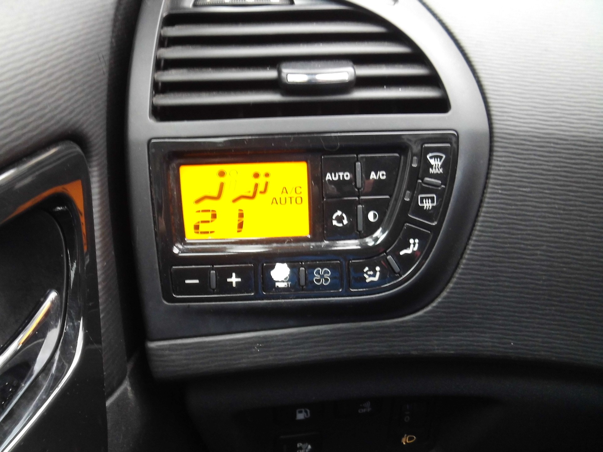 CITROEN C4 Picasso 1.6 HDI 16V Séduction EGS6-image-10