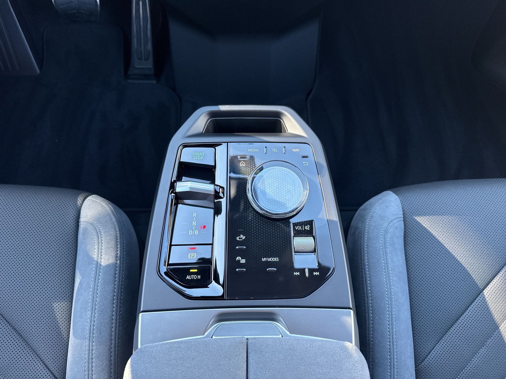BMW iX xDrive45 M Sport-image-12