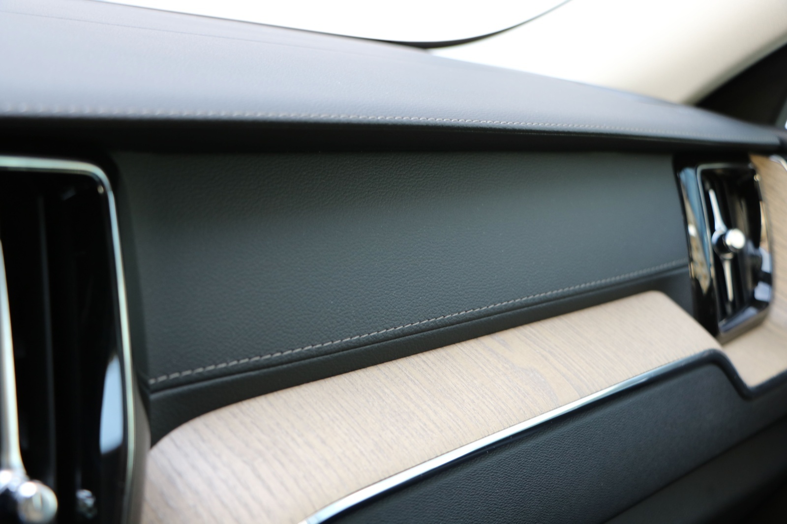 VOLVO XC60 T8 eAWD PluginHybrid Ultra Bright Geartronic-image-13