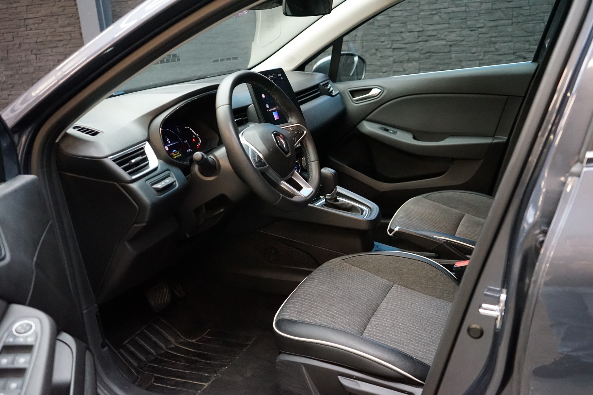 RENAULT Clio 1.6 E-Tech Intens-image-3