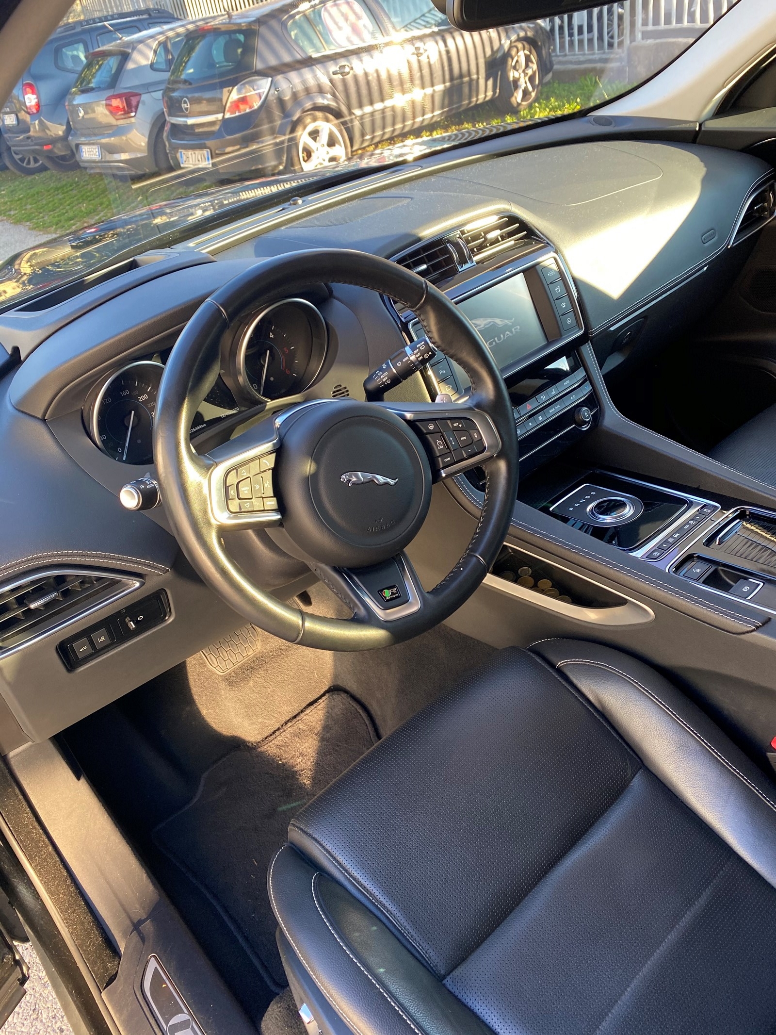 JAGUAR F-Pace 2.0d R-Sport AWD Automatik-image-3