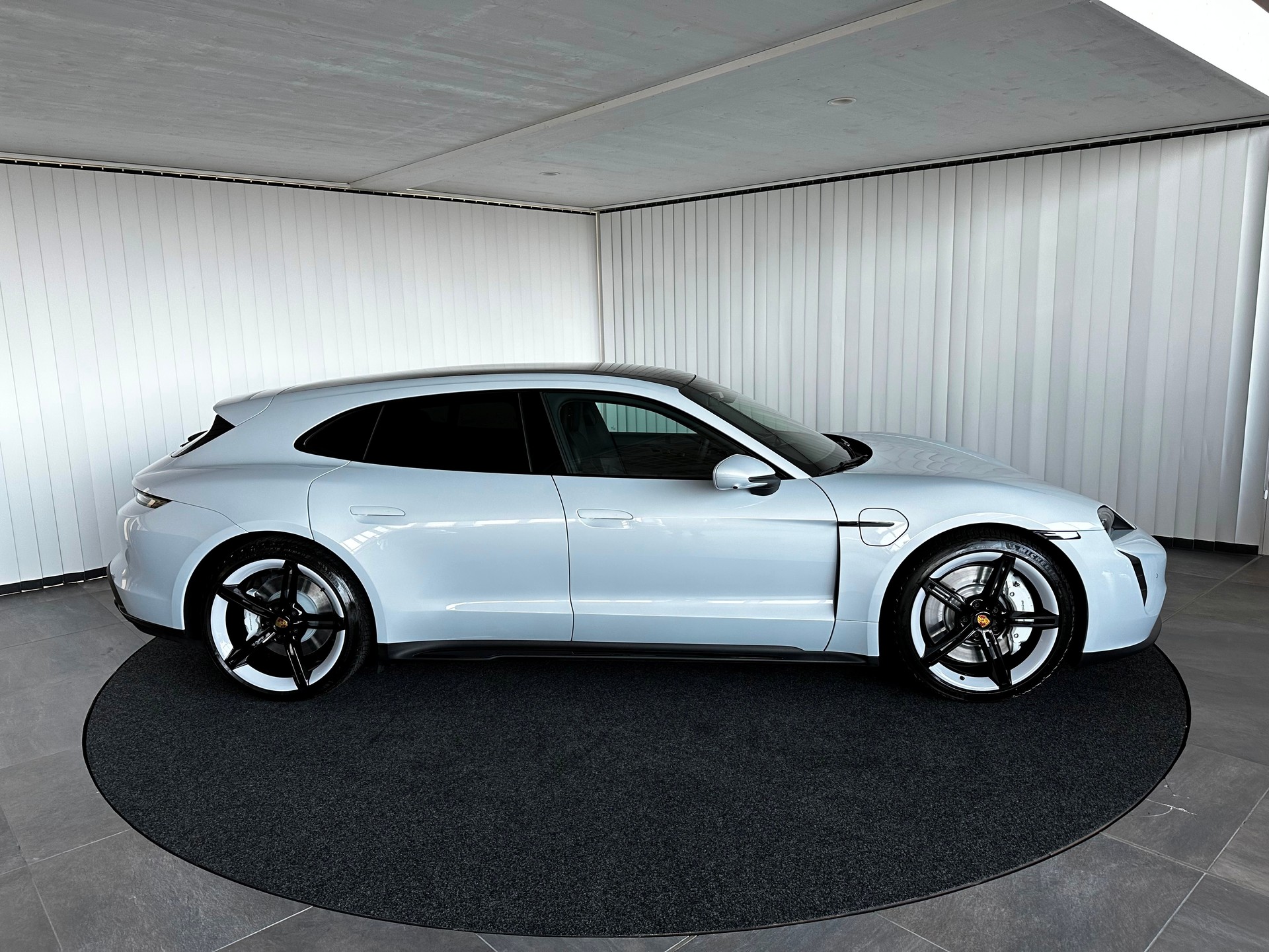 PORSCHE Taycan GTS Sport Turismo Performance Plus-showroom-element-3