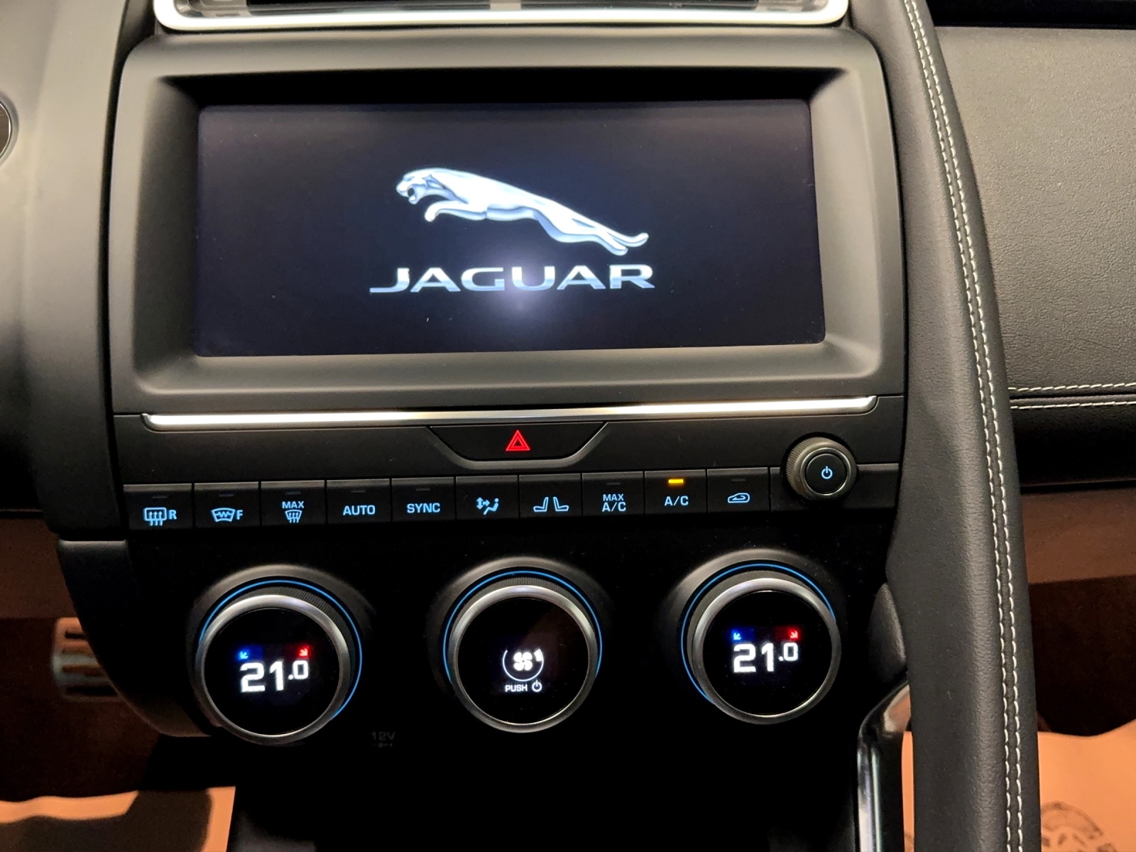 JAGUAR E-Pace 2.0 P250 R-Dynamic AWD Automatik-image-12