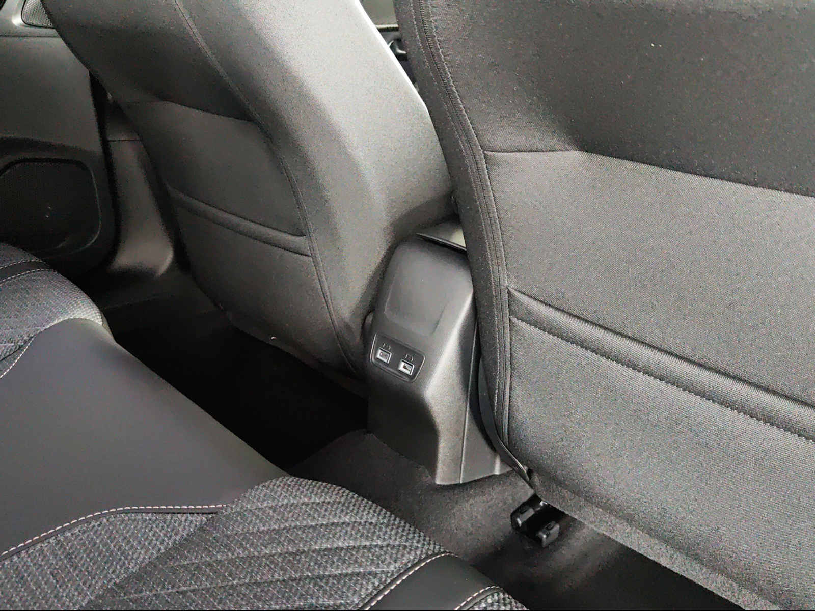 PEUGEOT 2008 1.2 PureTech Allure Premium-image-10