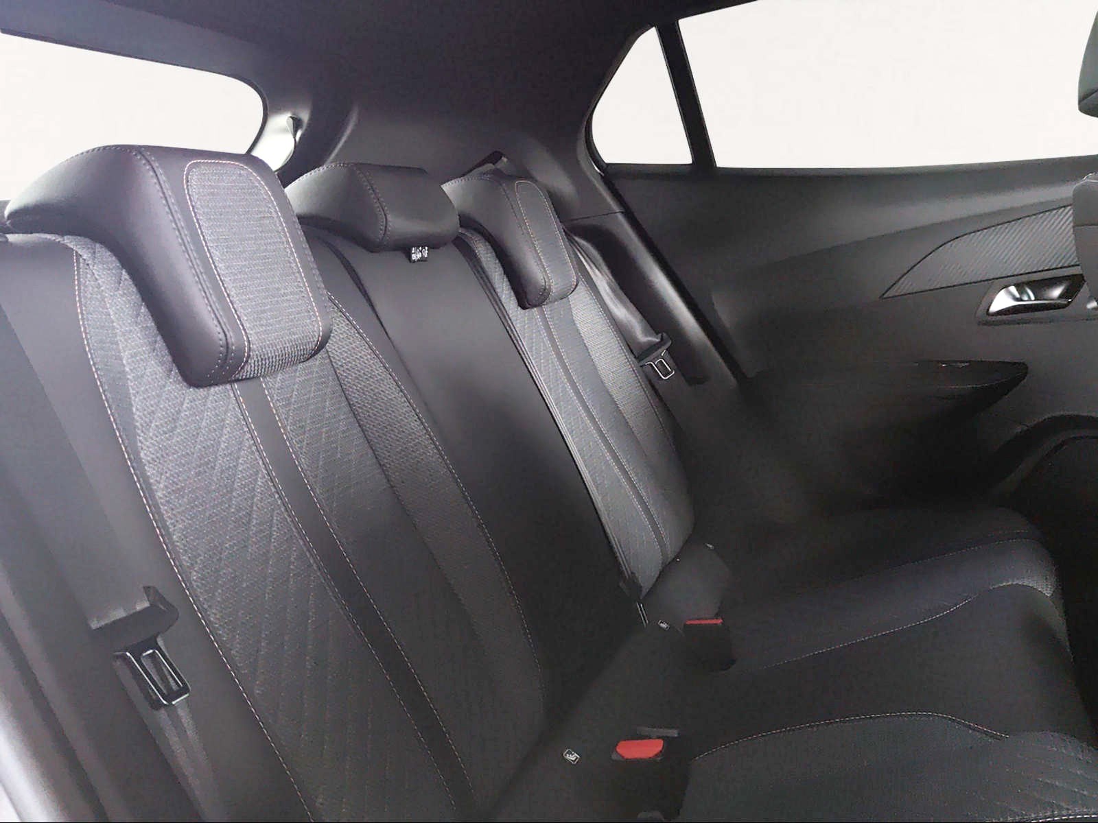 PEUGEOT 2008 1.2 PureTech Allure Premium-image-9