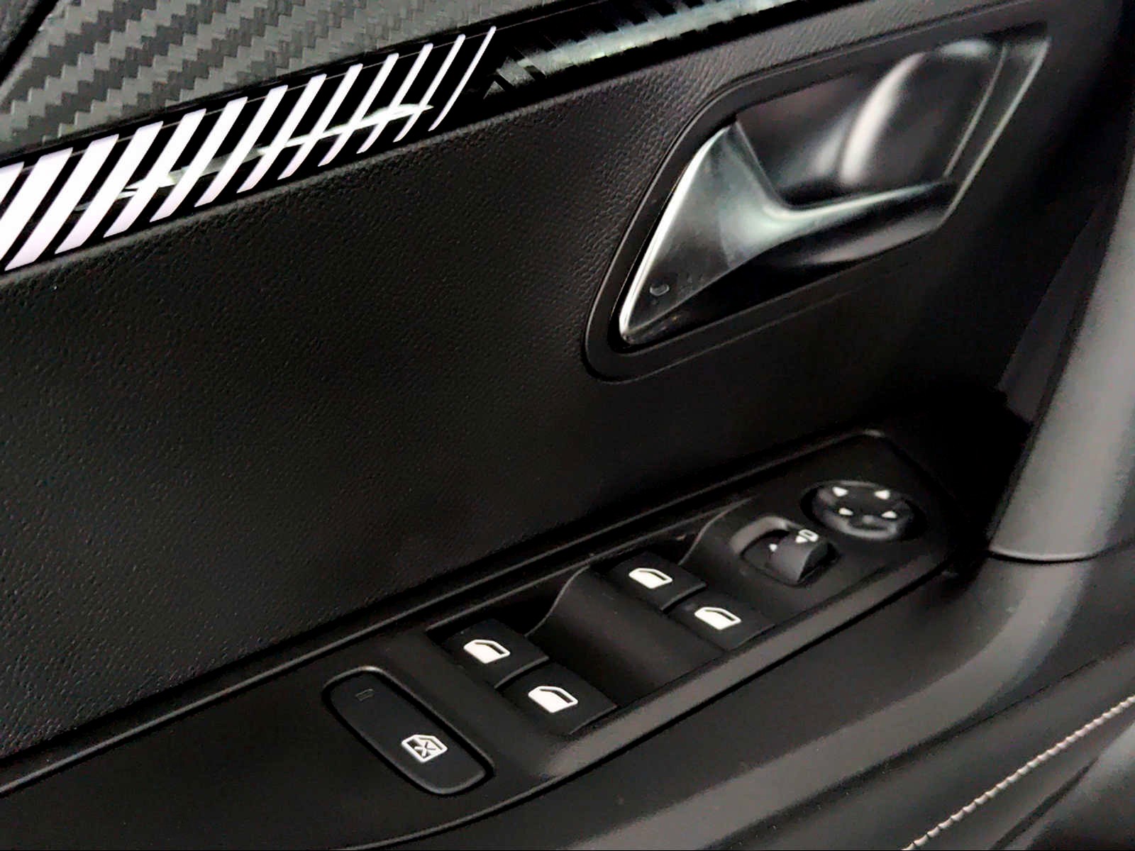 PEUGEOT 2008 1.2 PureTech Allure Premium-image-12