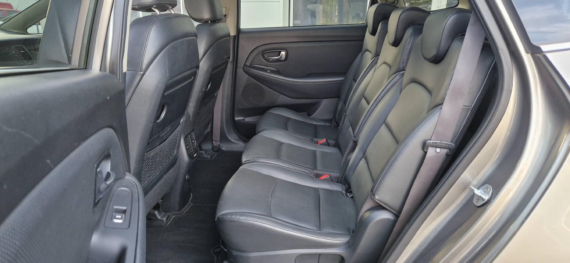 KIA Carens 1.7 CRDi Swiss Eco Edition-image-9