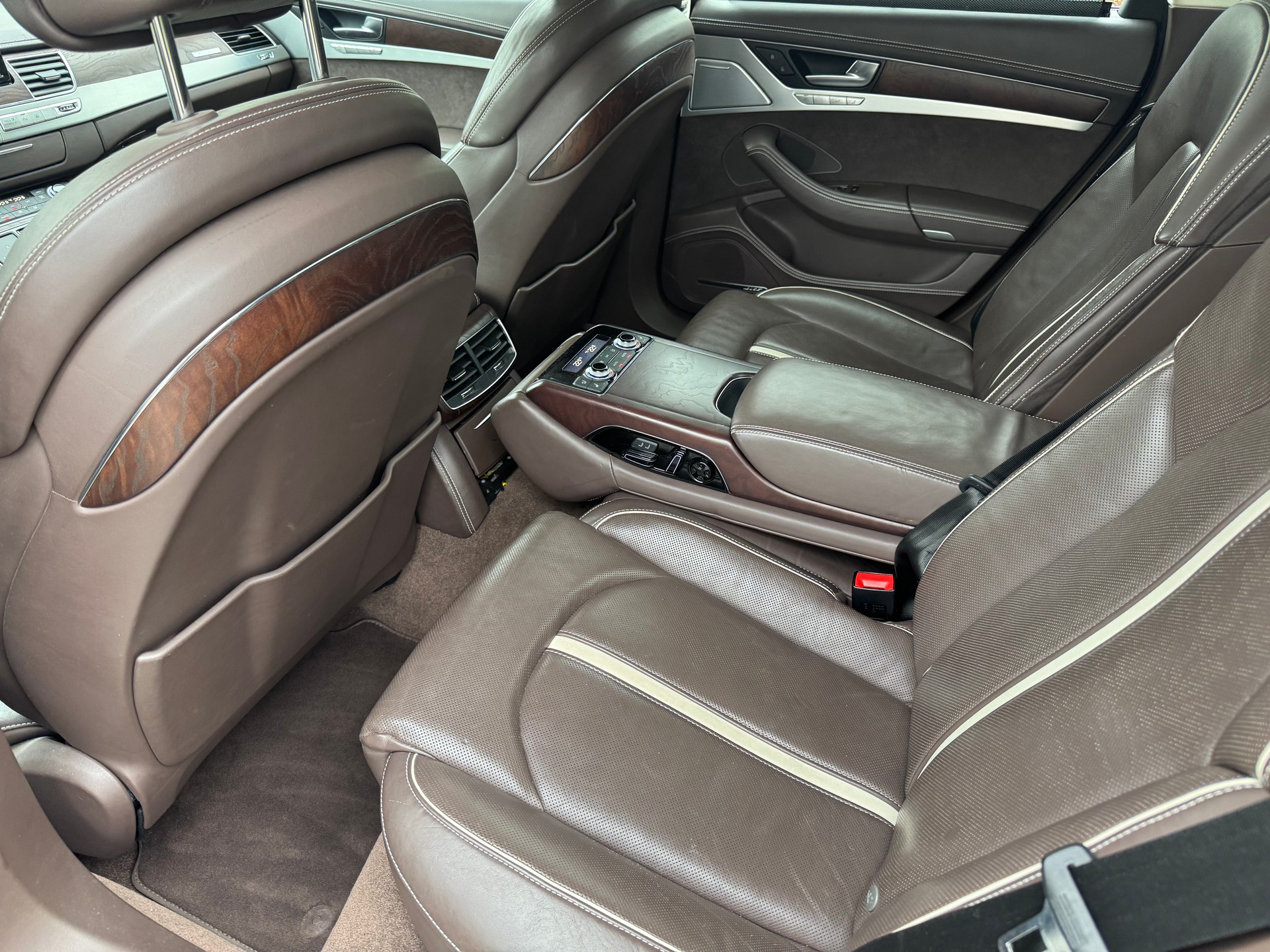 AUDI A8 4.2 FSI quattro tiptronic-image-10