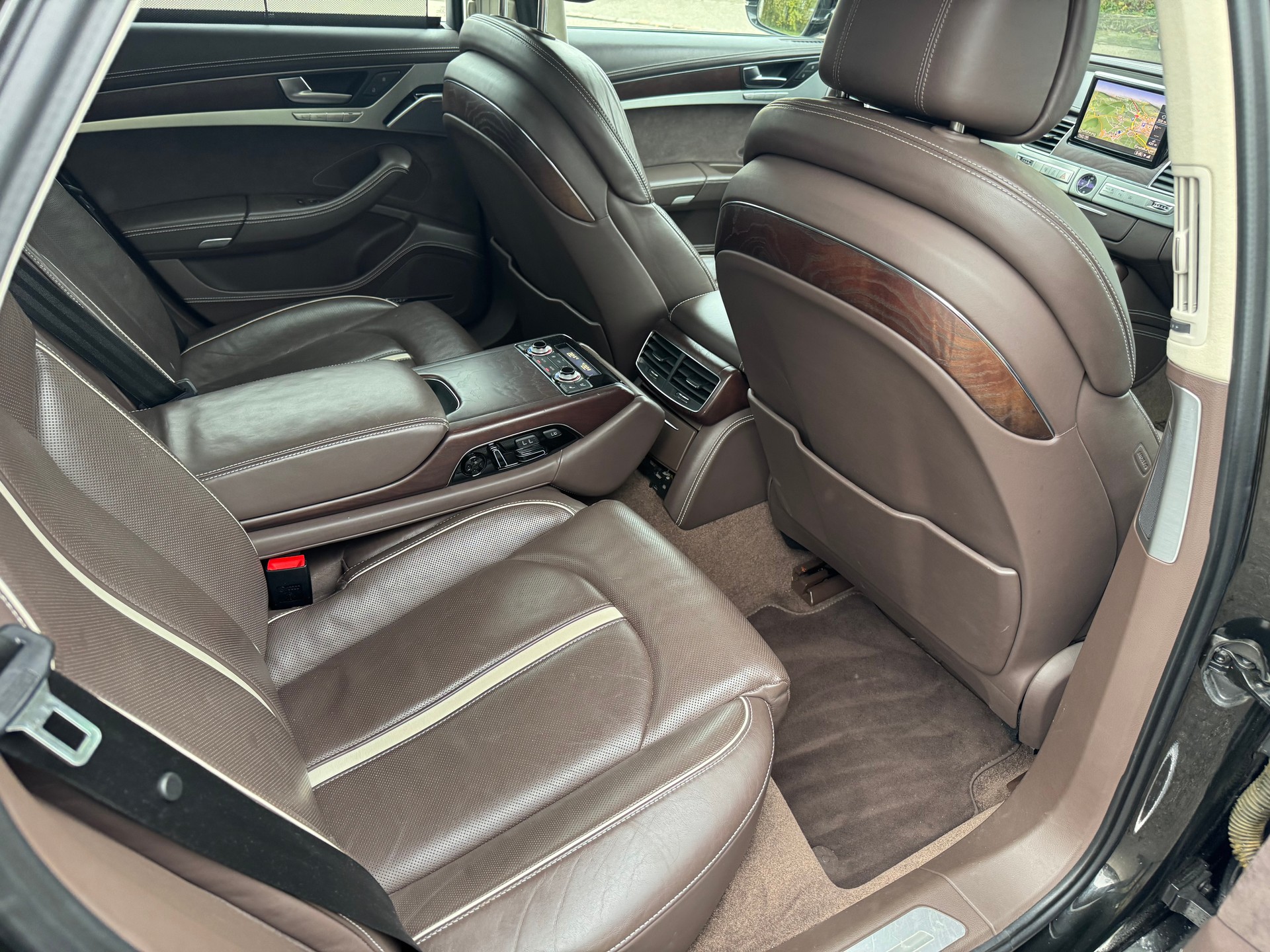 AUDI A8 4.2 FSI quattro tiptronic-image-9