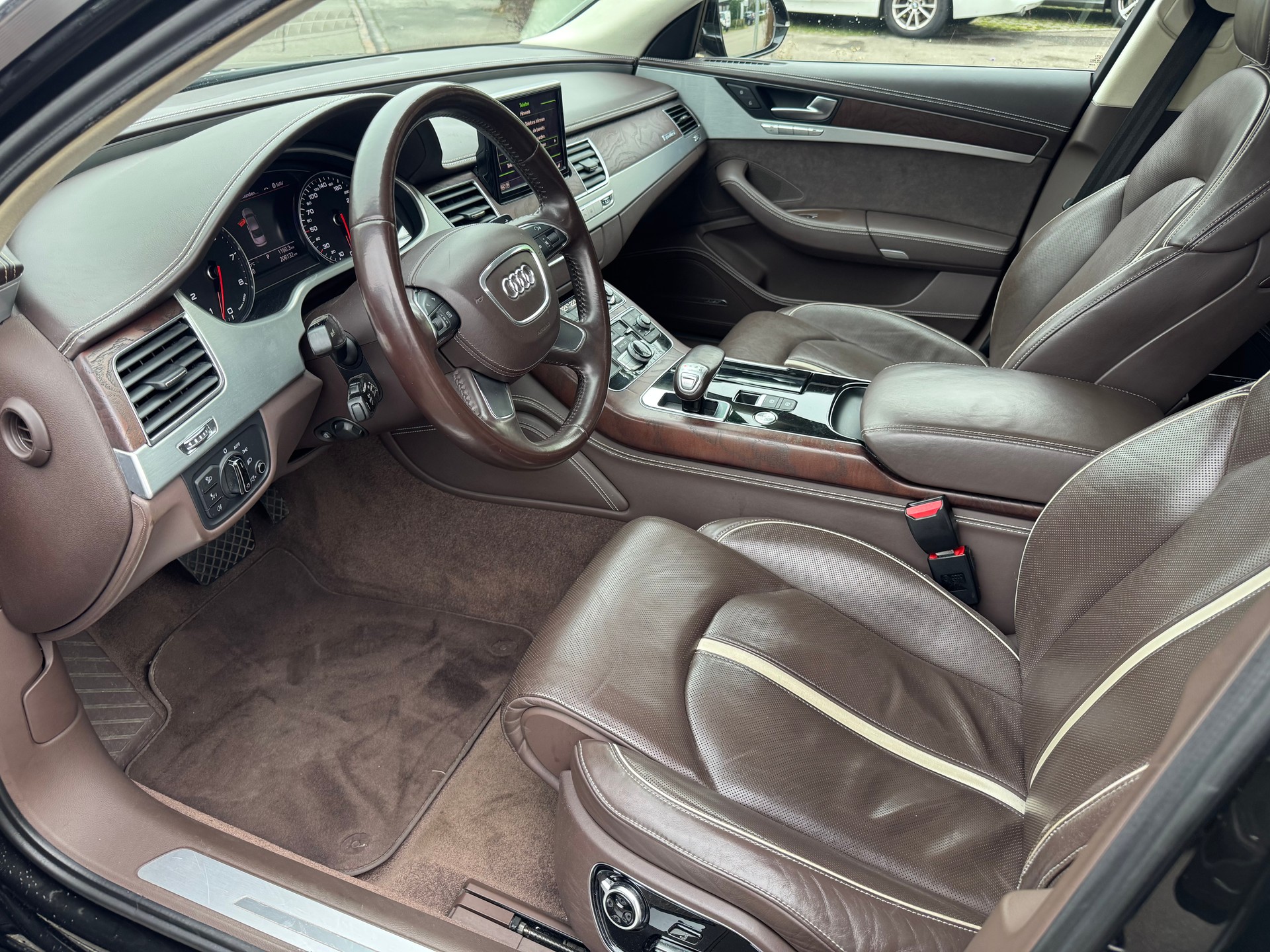 AUDI A8 4.2 FSI quattro tiptronic-image-6