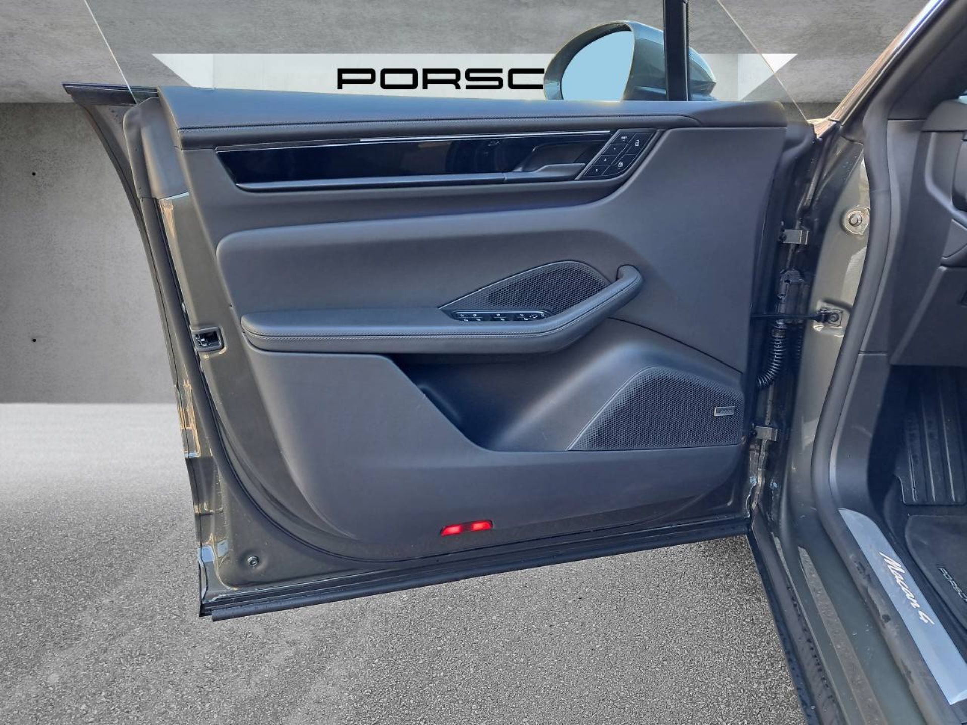 PORSCHE Macan 4-image-23