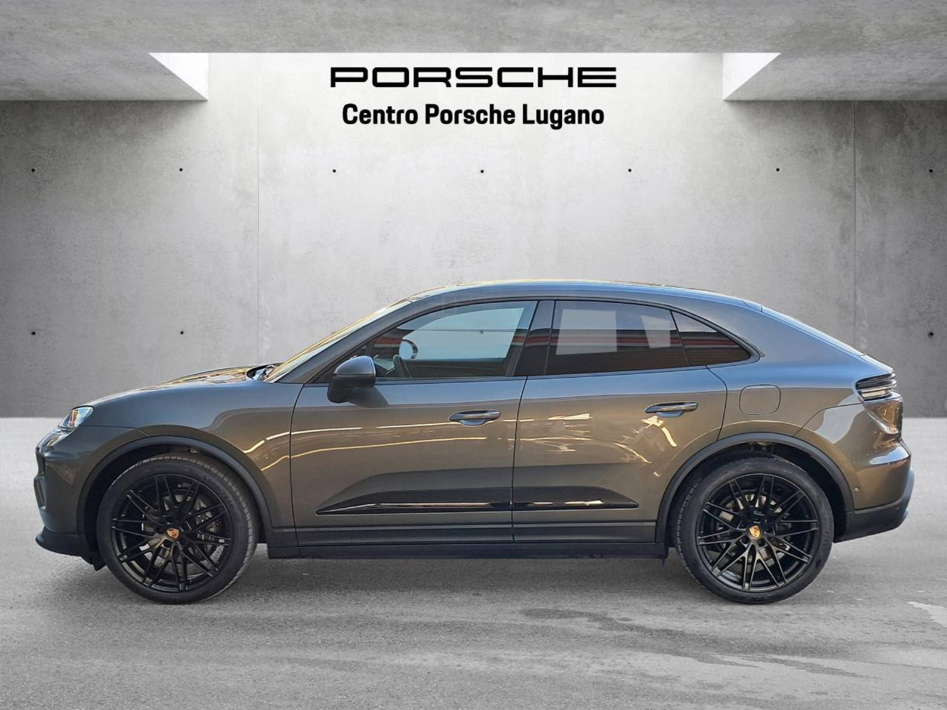 PORSCHE Macan 4-image-1