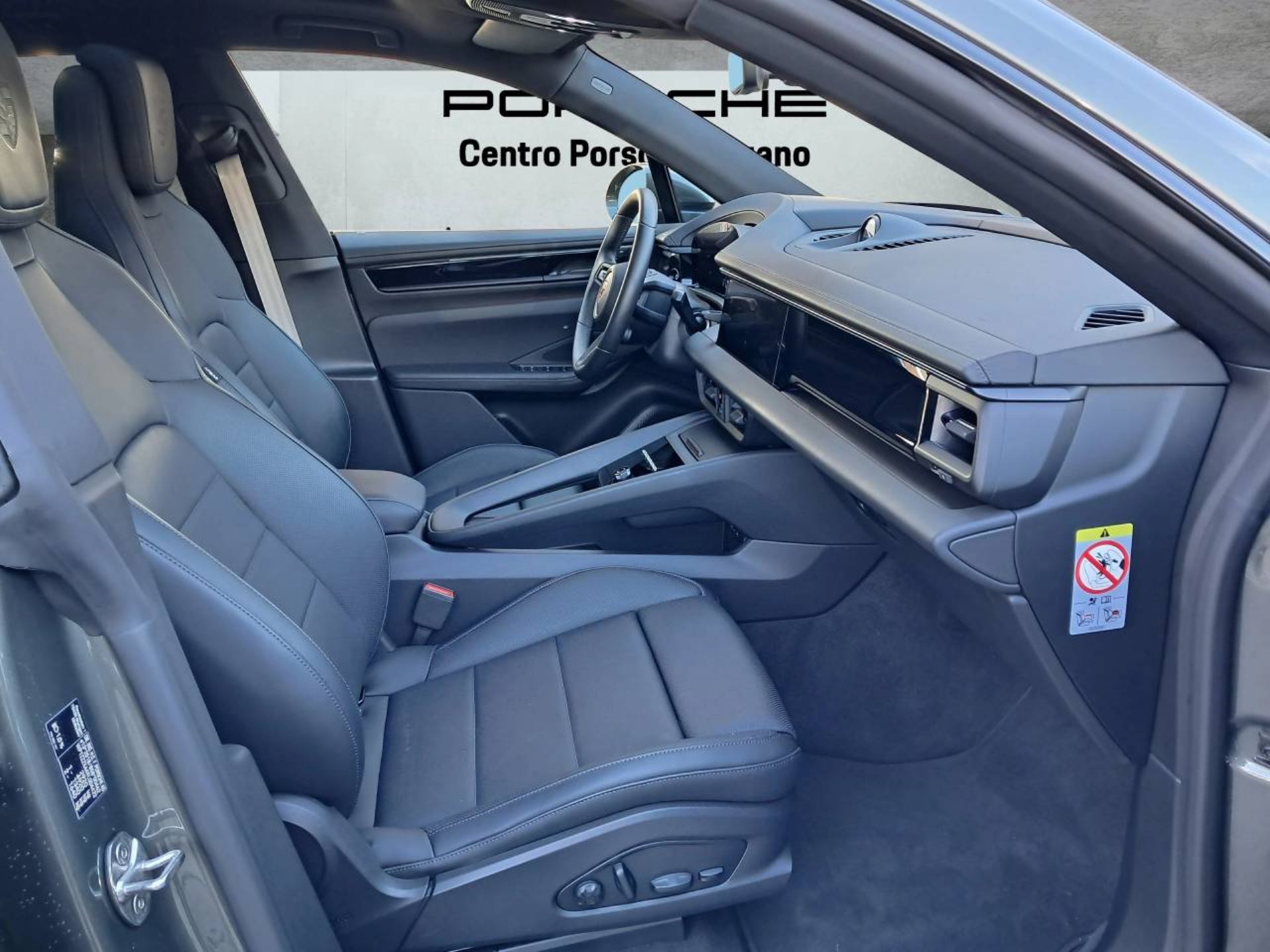 PORSCHE Macan 4-image-13