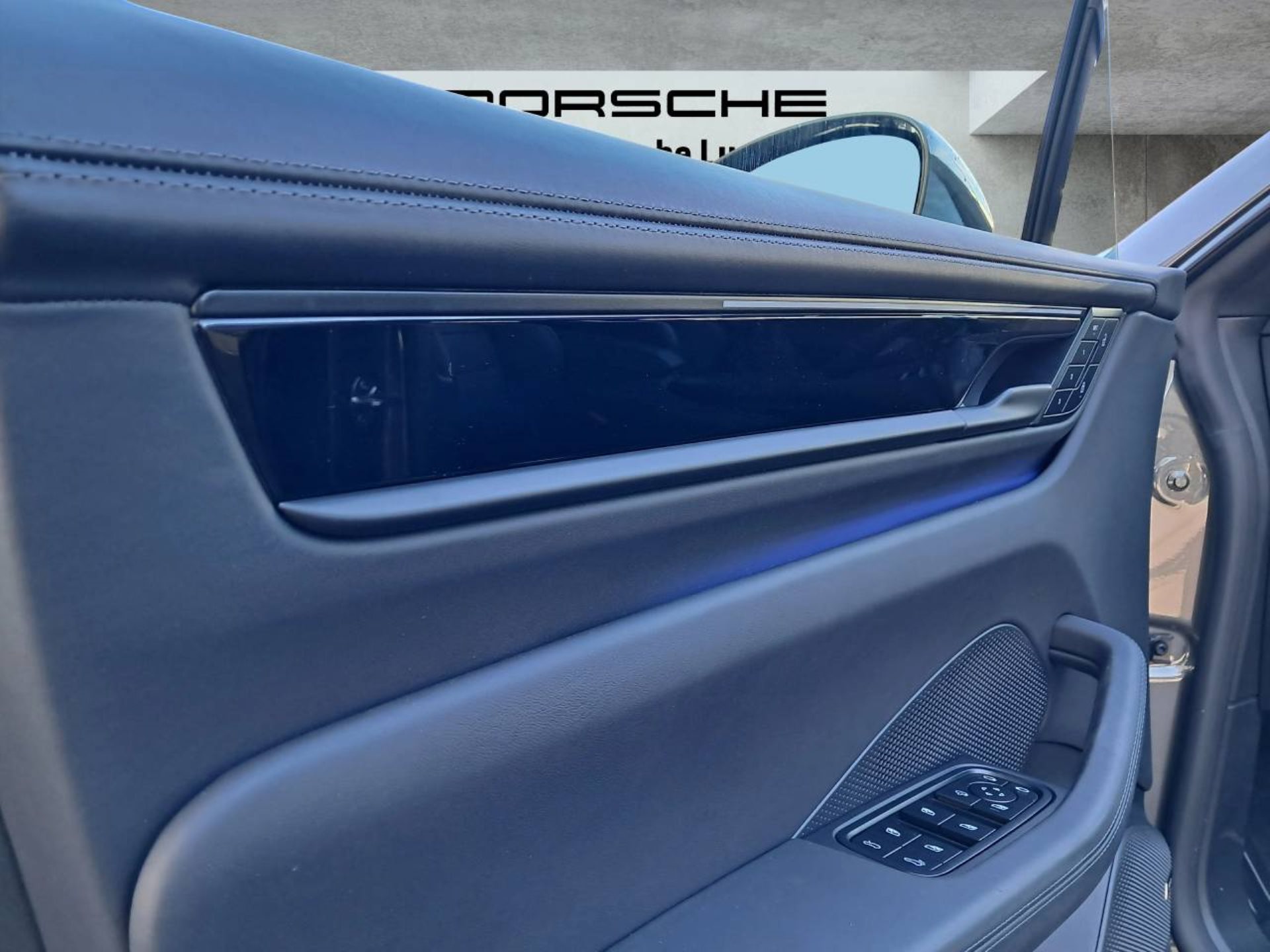 PORSCHE Macan 4-image-26