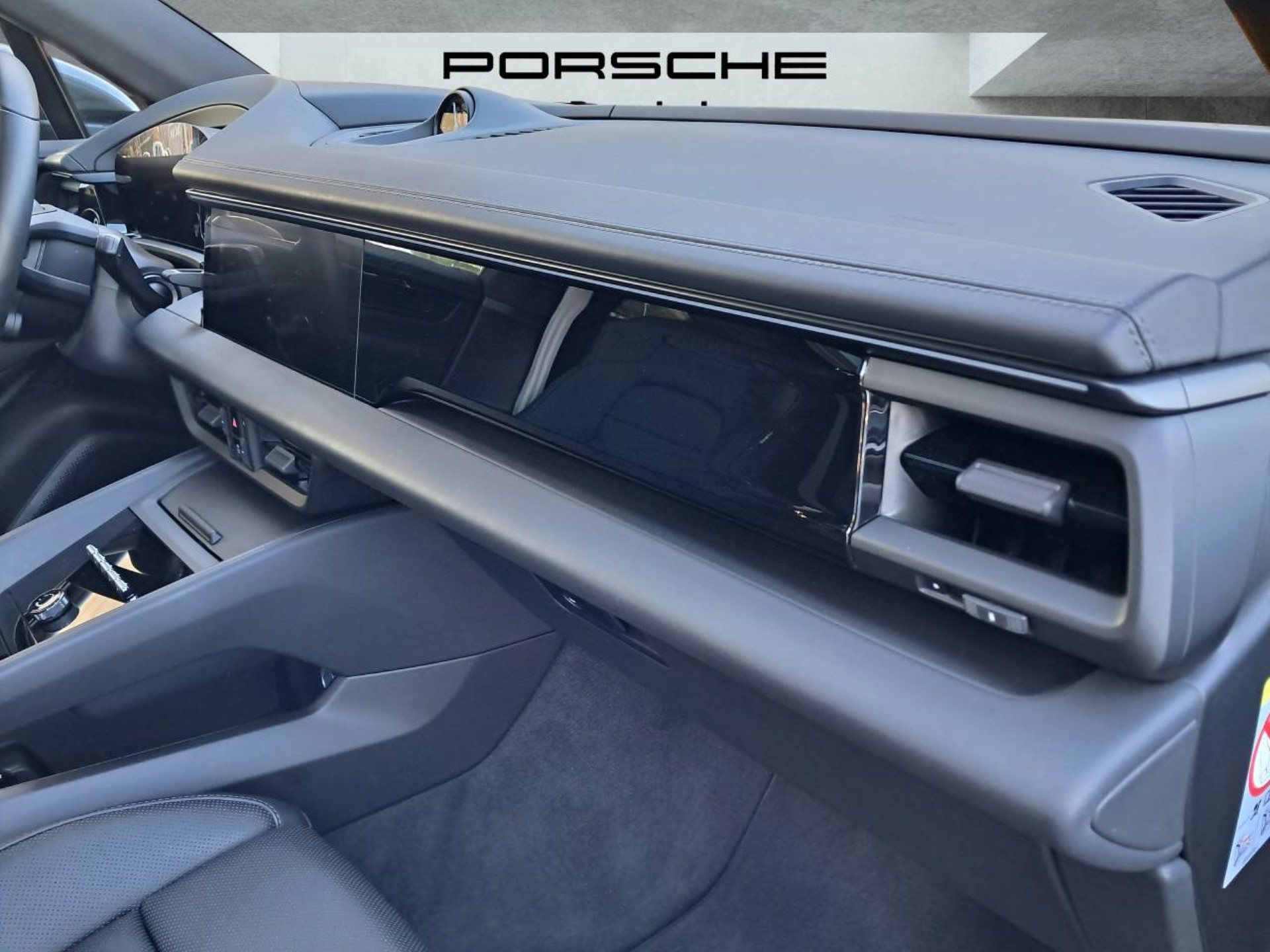 PORSCHE Macan 4-image-28