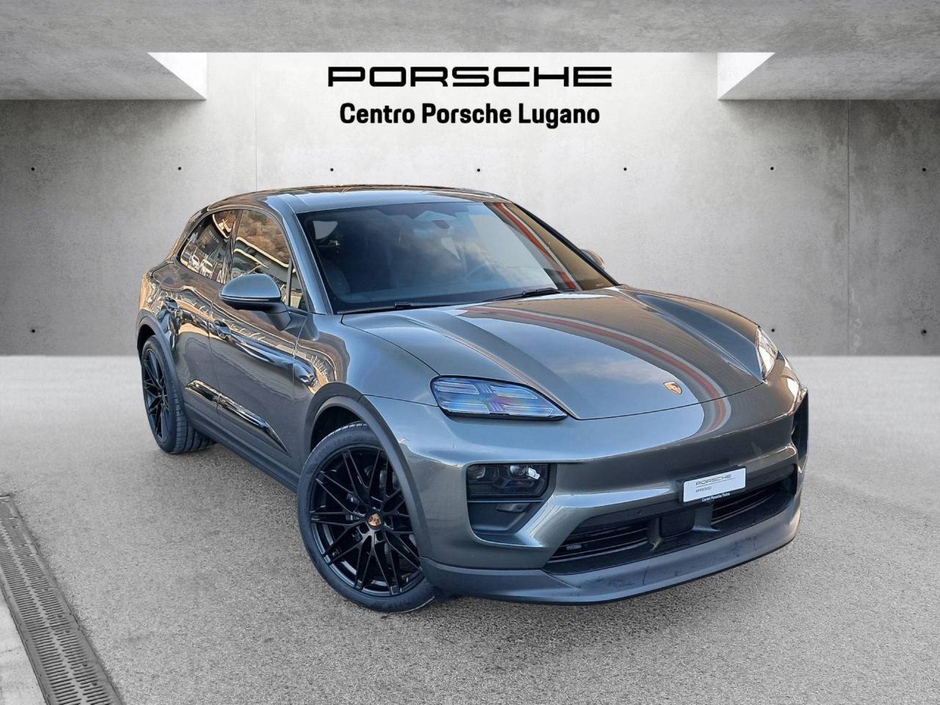 PORSCHE Macan 4-image-0
