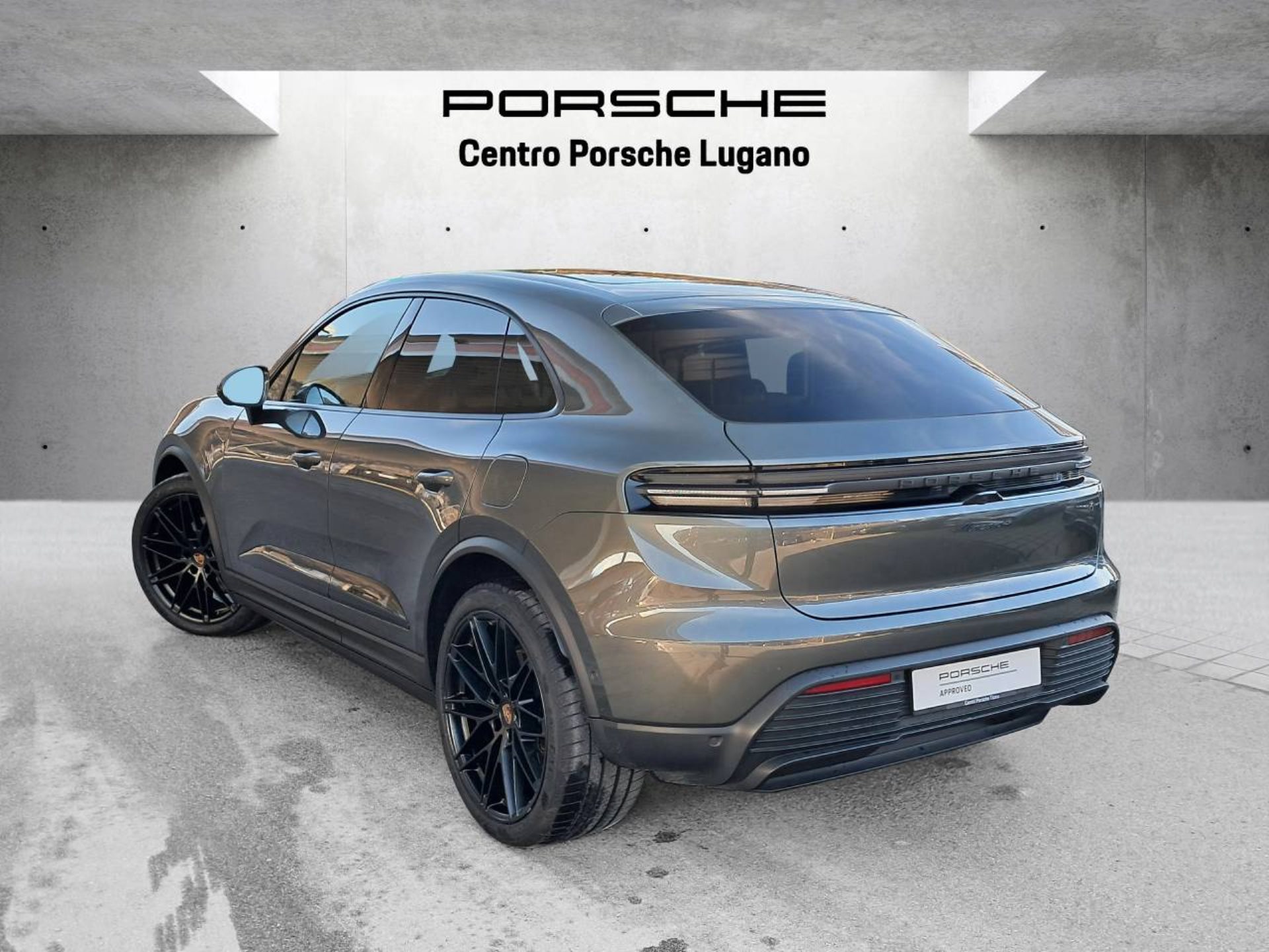 PORSCHE Macan 4-image-2