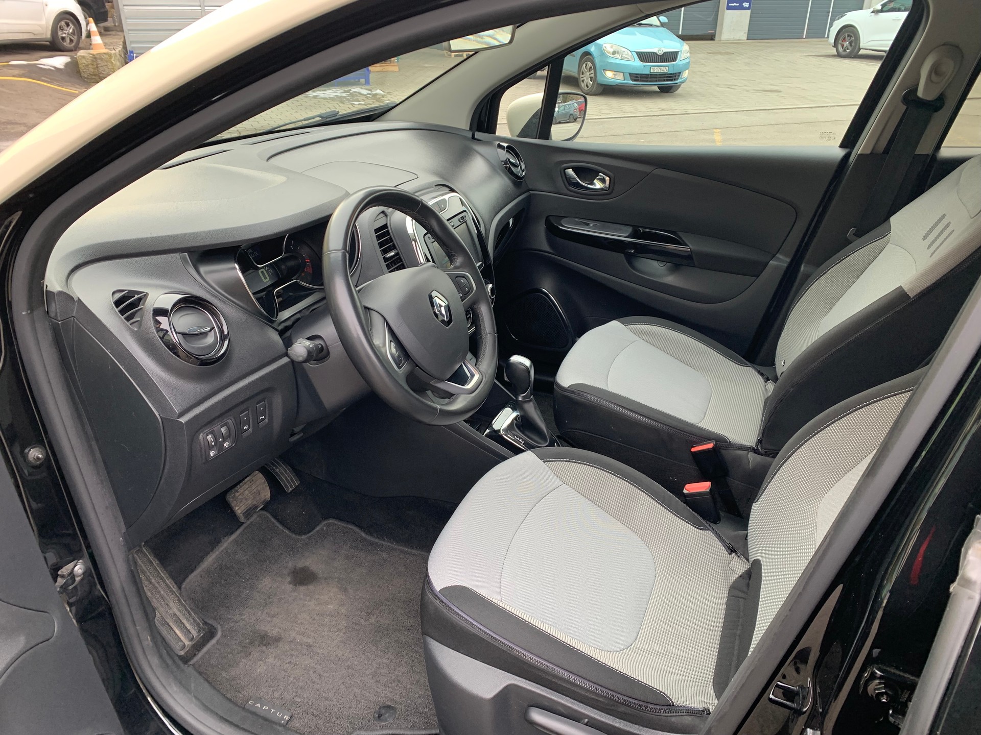 RENAULT Captur 1.2 T 16V Intens EDC-image-15