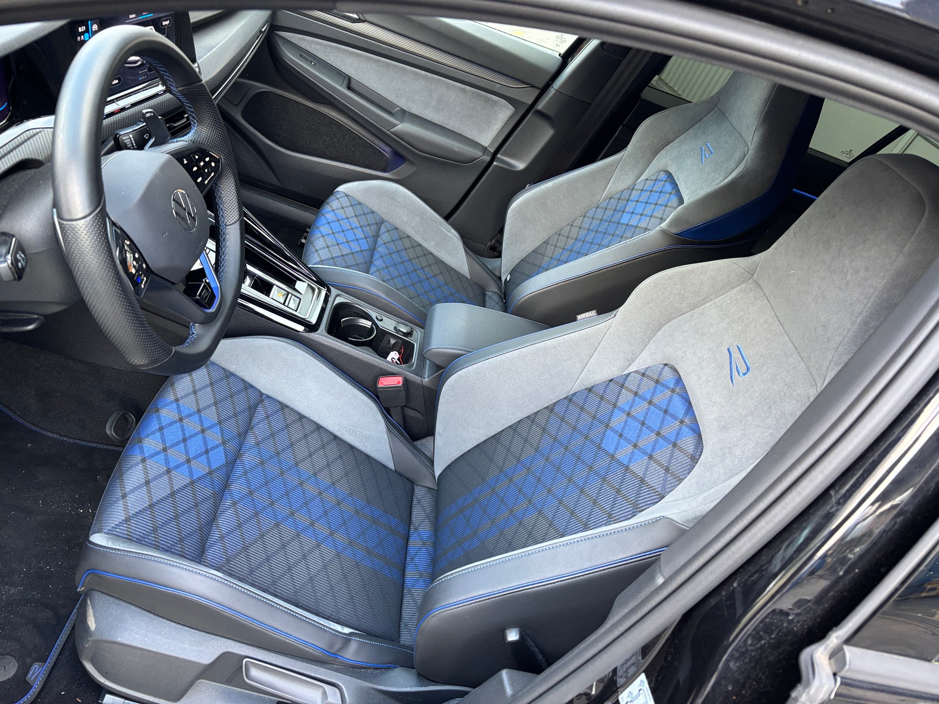 VW Golf 2.0 TSI R DSG 4Motion-image-4