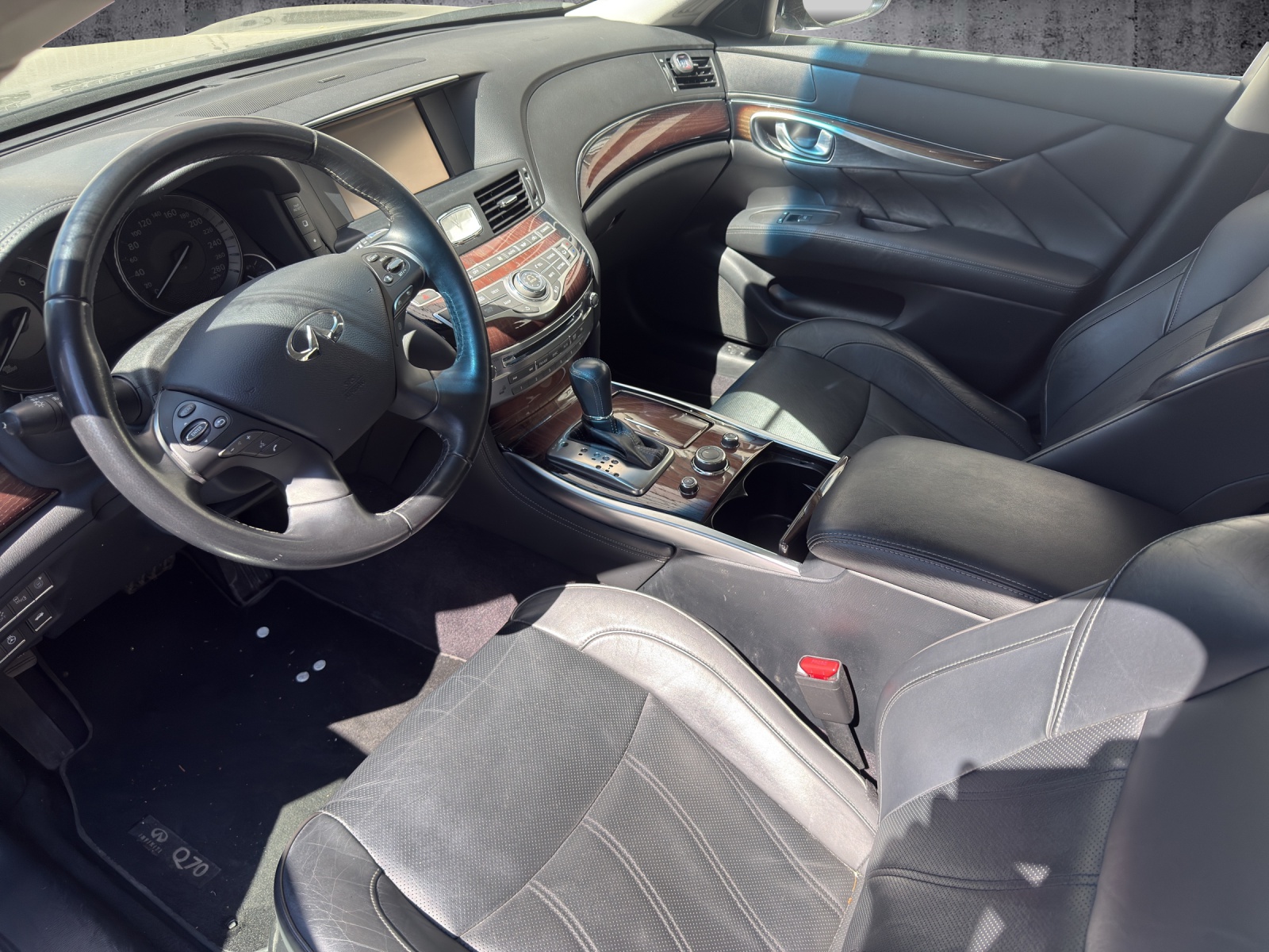 INFINITI Q70 35h Premium Automatic Voll-Hybrid *CH-Fahrzeug*-image-3