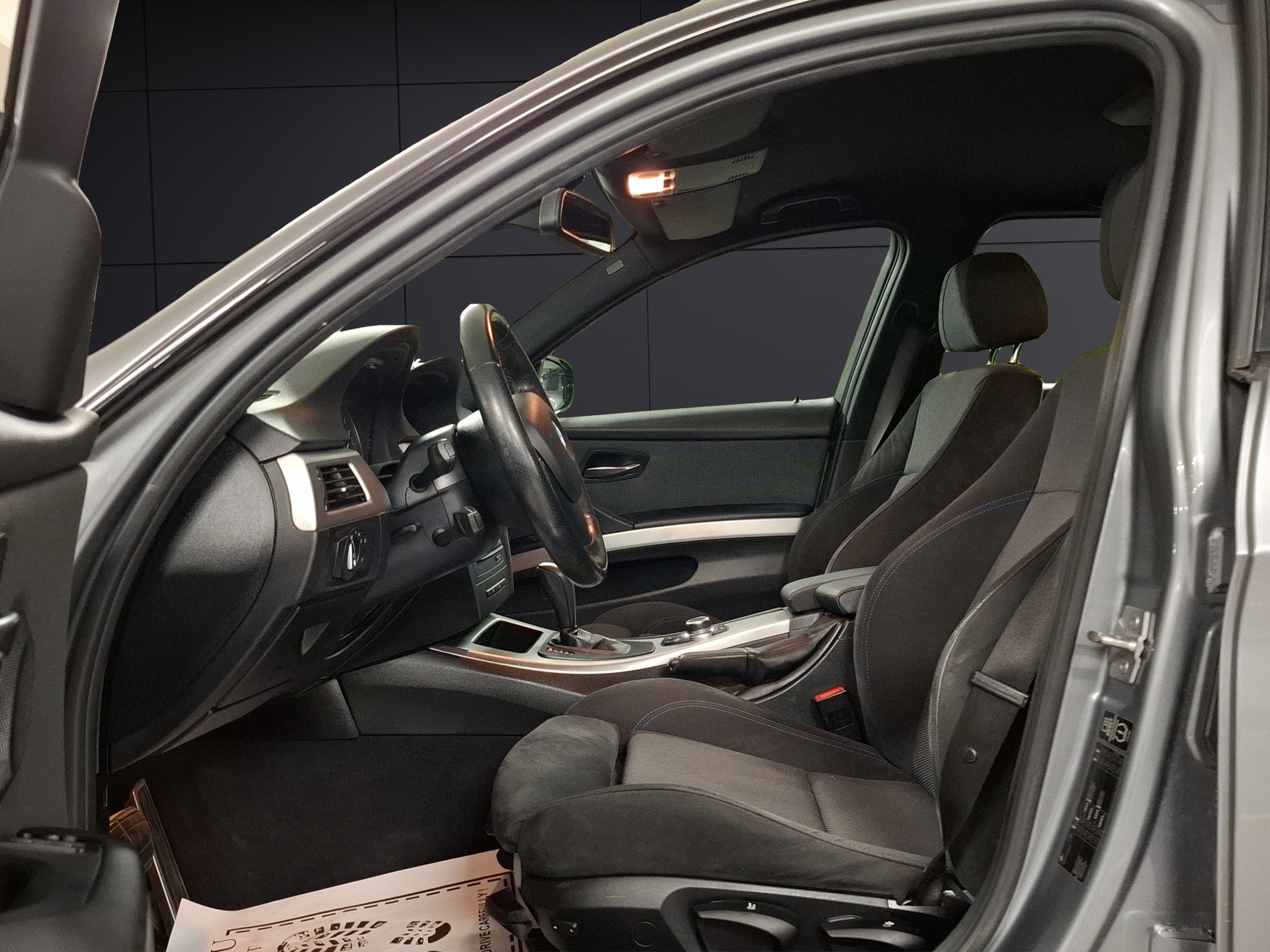BMW 320d xDrive Touring Dynamic Edition Steptronic-image-12