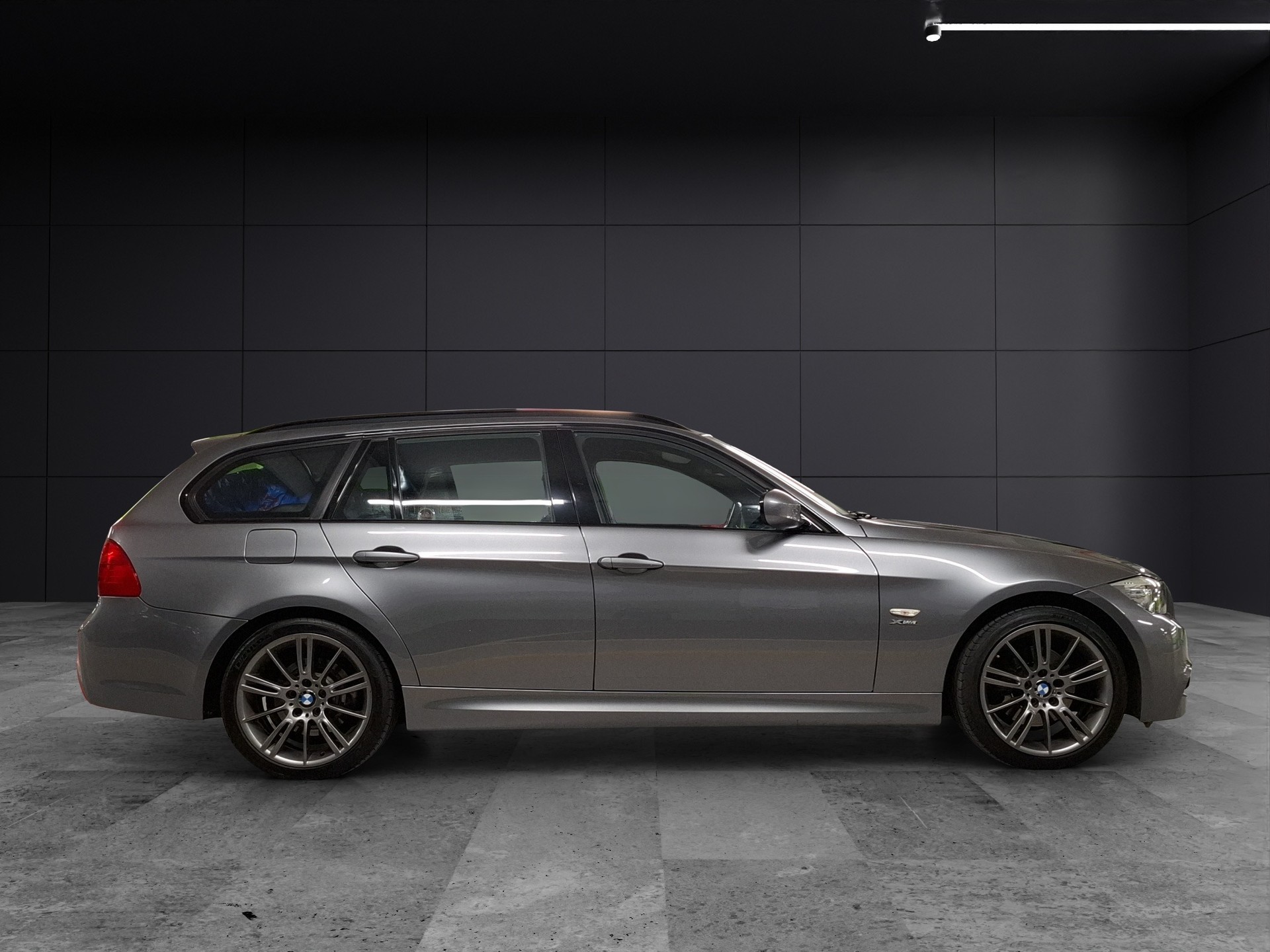 BMW 320d xDrive Touring Dynamic Edition Steptronic-image-3