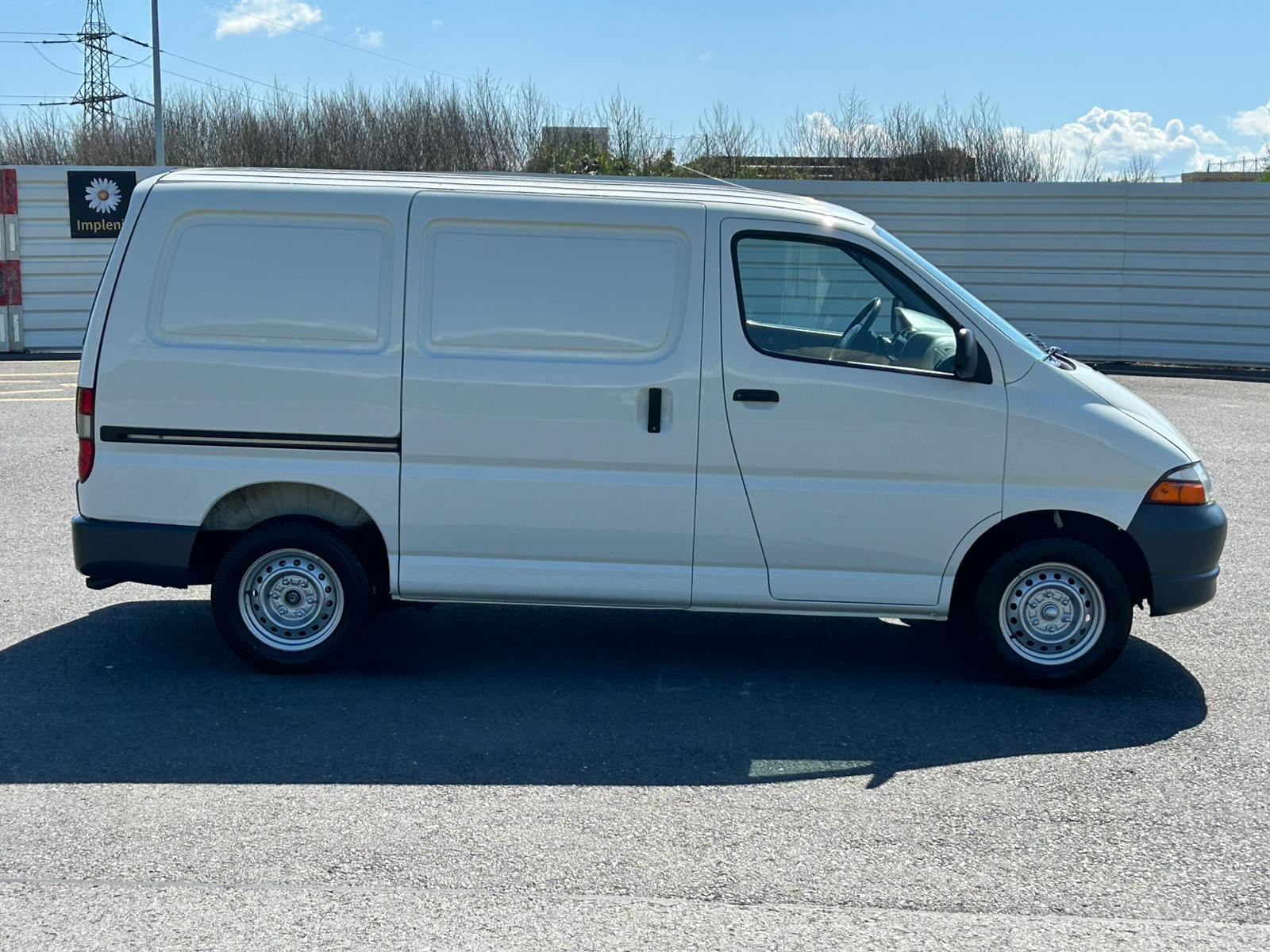 TOYOTA Hiace 2.7 Van A-image-10
