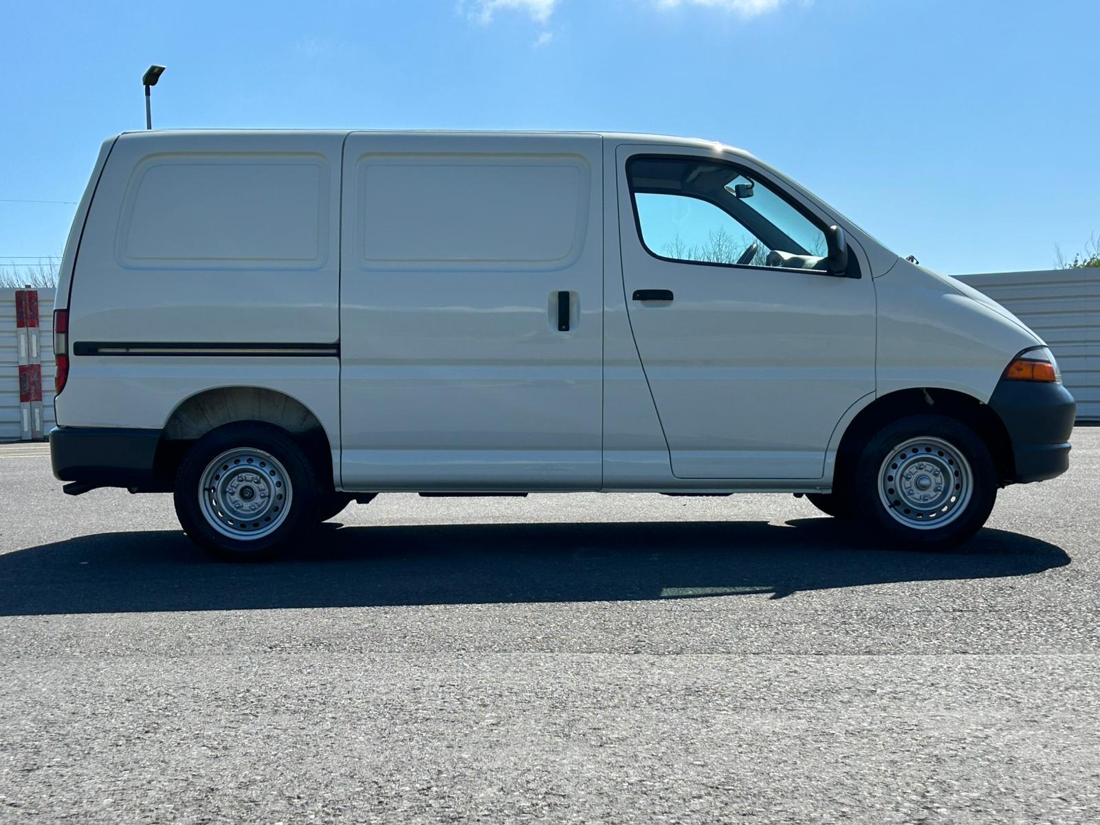 TOYOTA Hiace 2.7 Van A-image-11