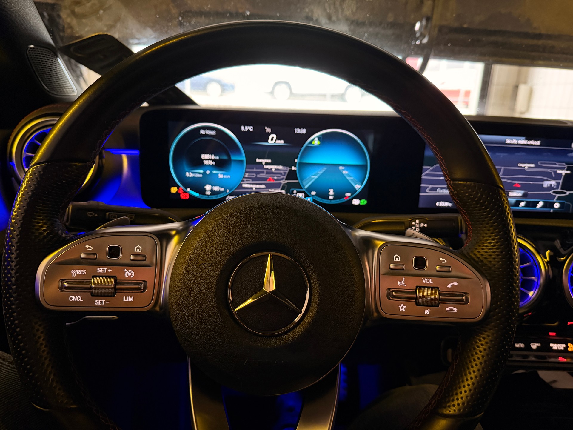 MERCEDES-BENZ CLA Shooting Brake 220 d 4Matic AMG Line-image-9