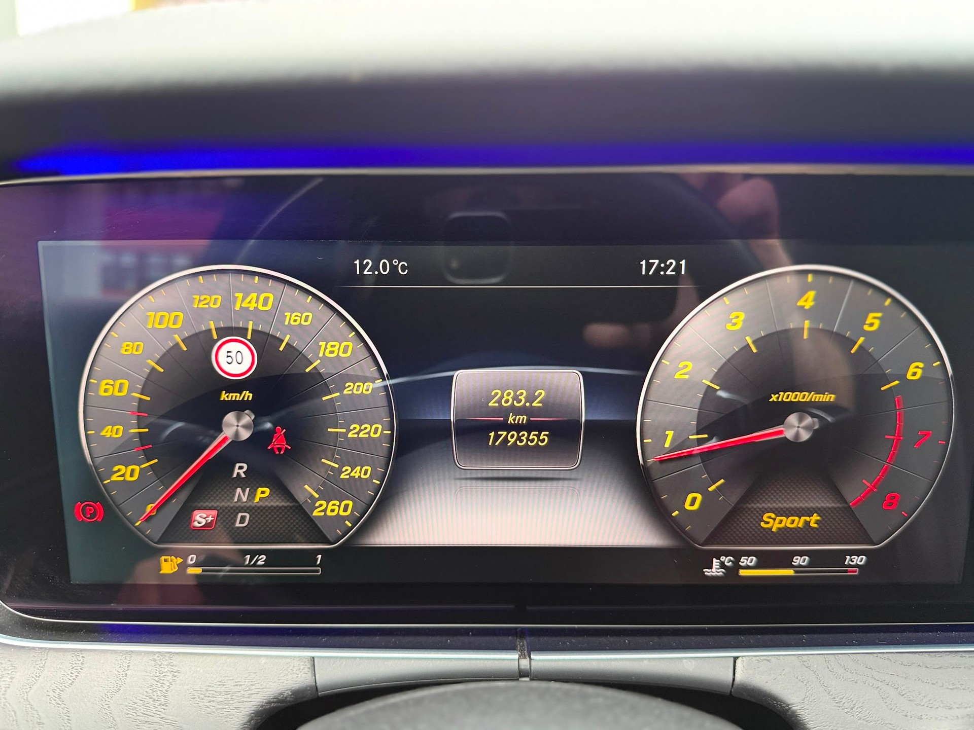 MERCEDES-BENZ E 200 AMG Line-image-16