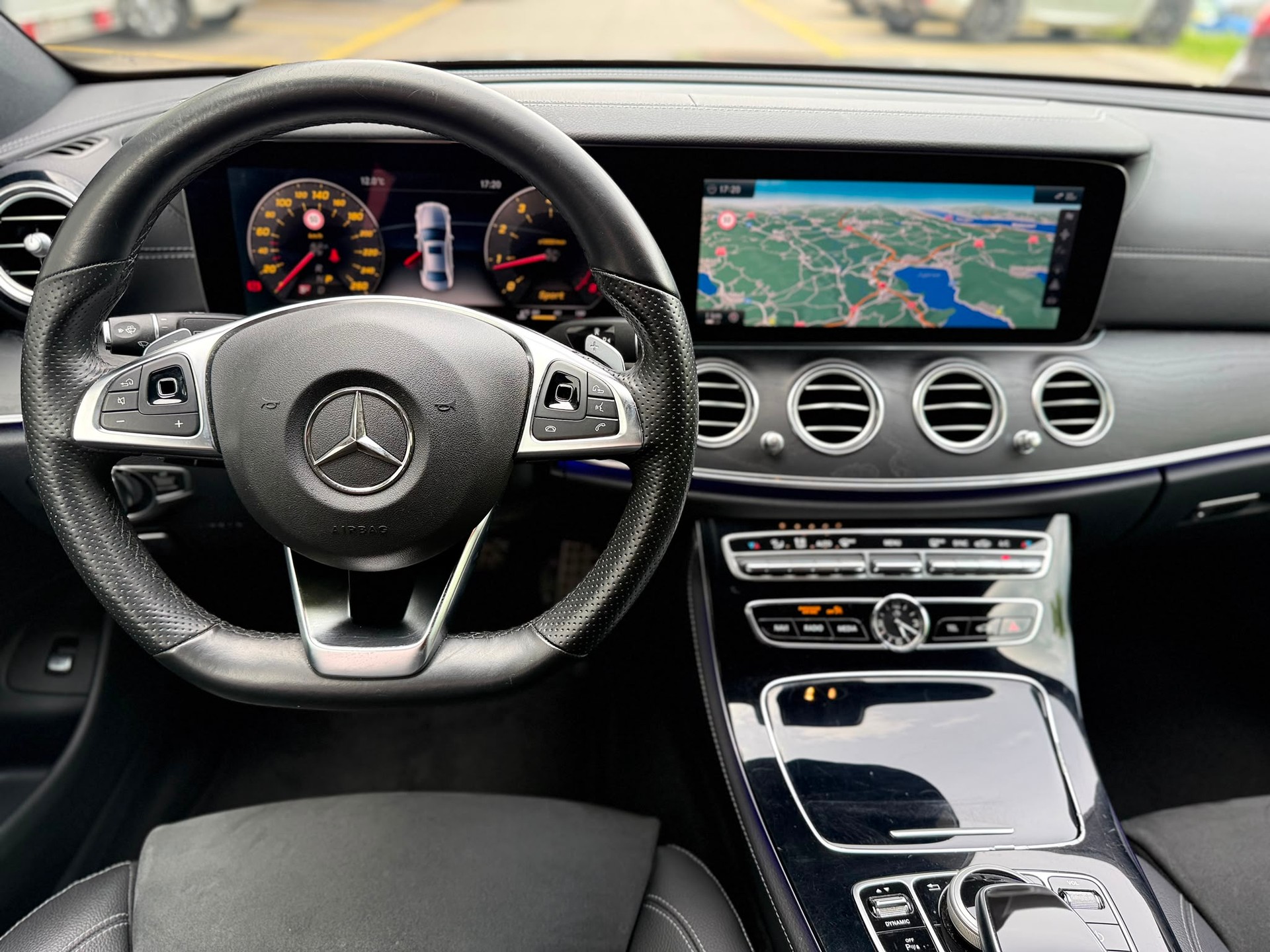 MERCEDES-BENZ E 200 AMG Line-image-12