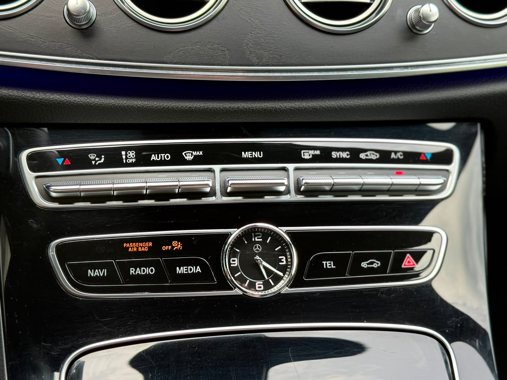 MERCEDES-BENZ E 200 AMG Line-image-18