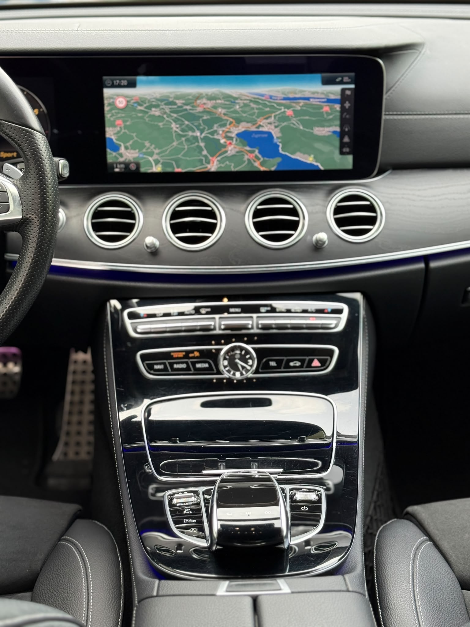 MERCEDES-BENZ E 200 AMG Line-image-13