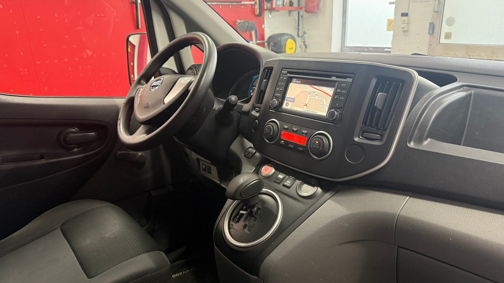 NISSAN e-NV200 Pro (incl. battery) in Kundenuftrag zu verkaufen, Schrift und Inhaltsmateriel wird bei Verkuaf entfernt-image-15