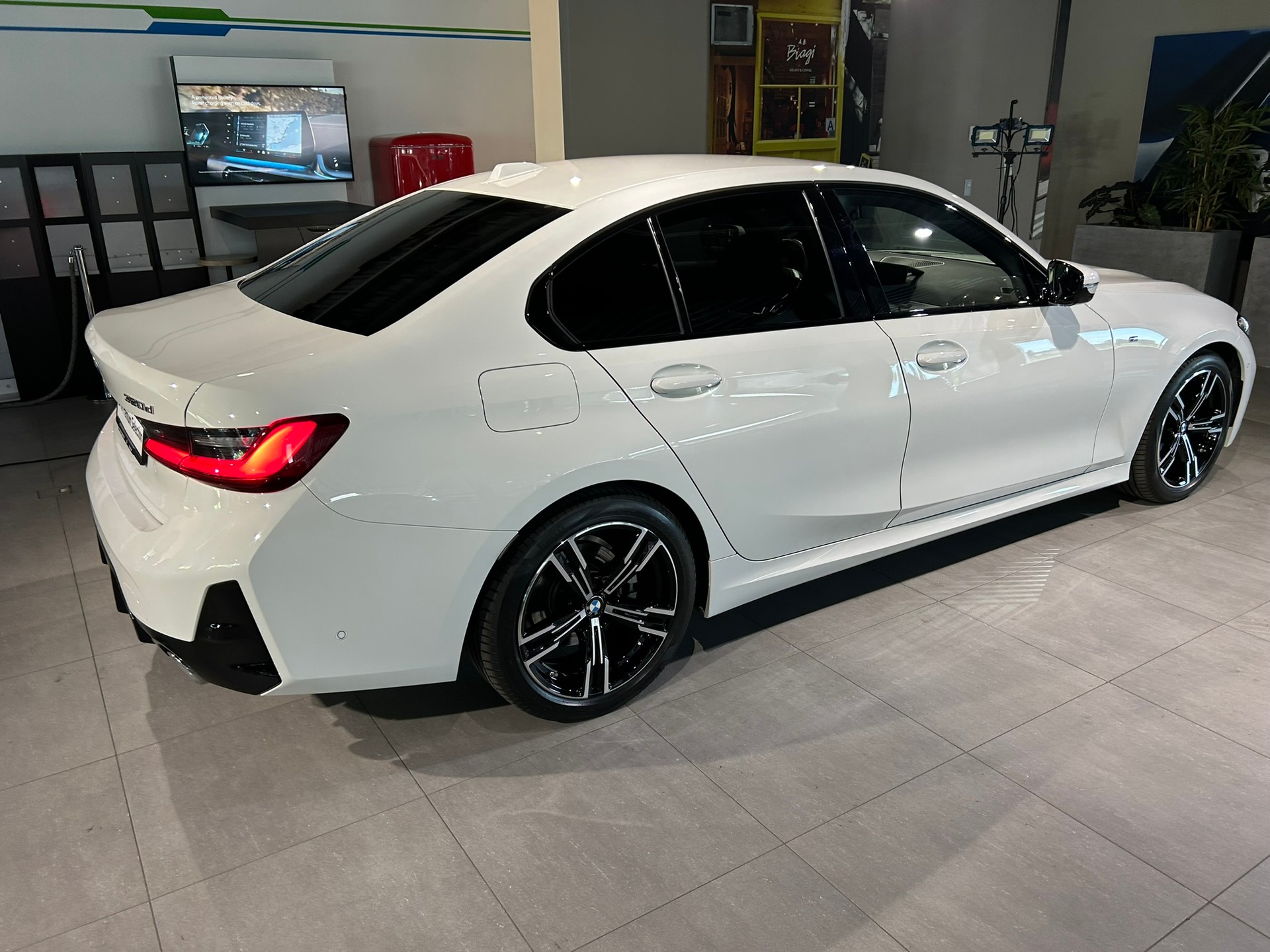 BMW 320d xDrive 48V Steptronic M Sport-image-15