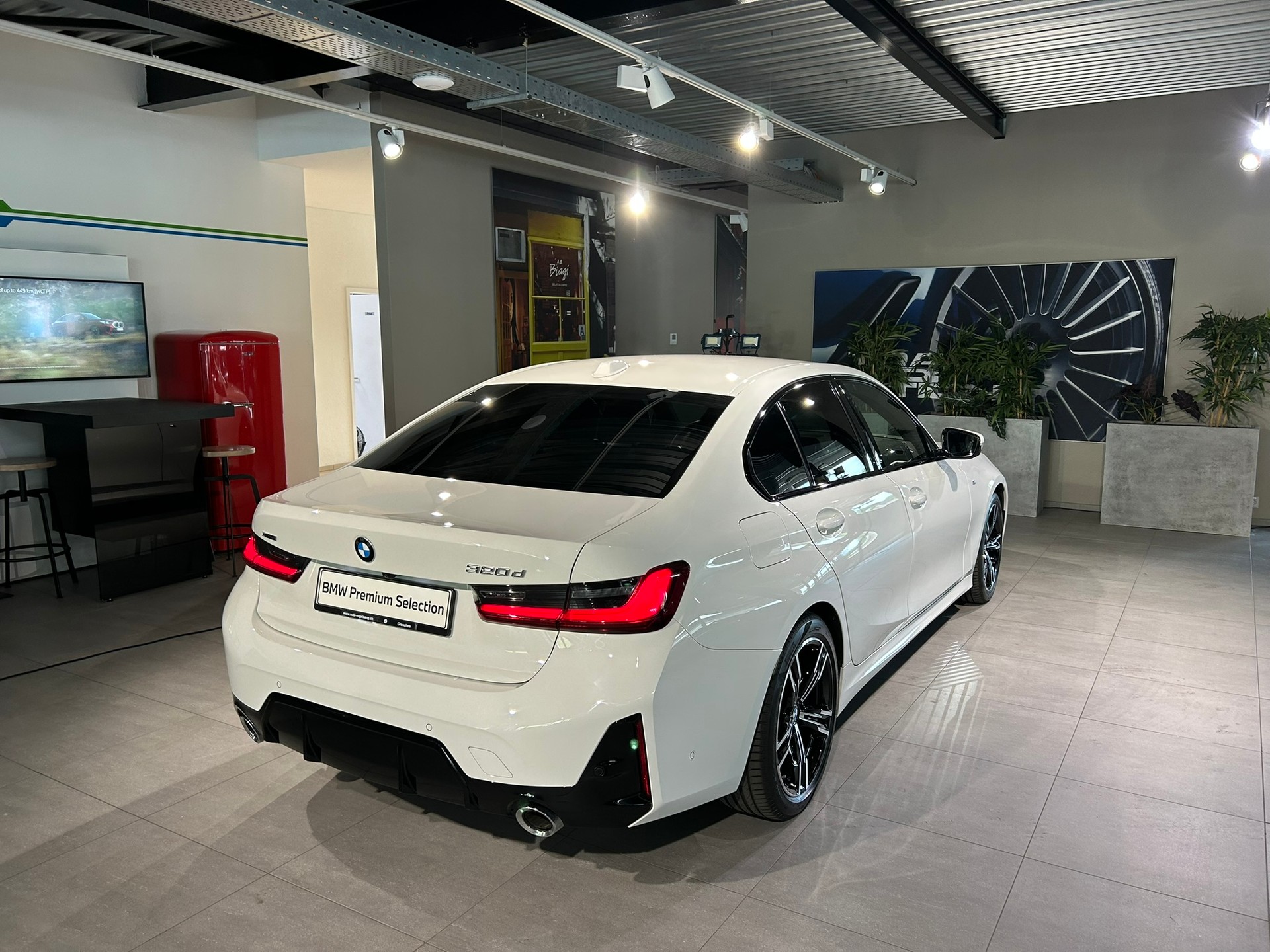 BMW 320d xDrive 48V Steptronic M Sport-image-13
