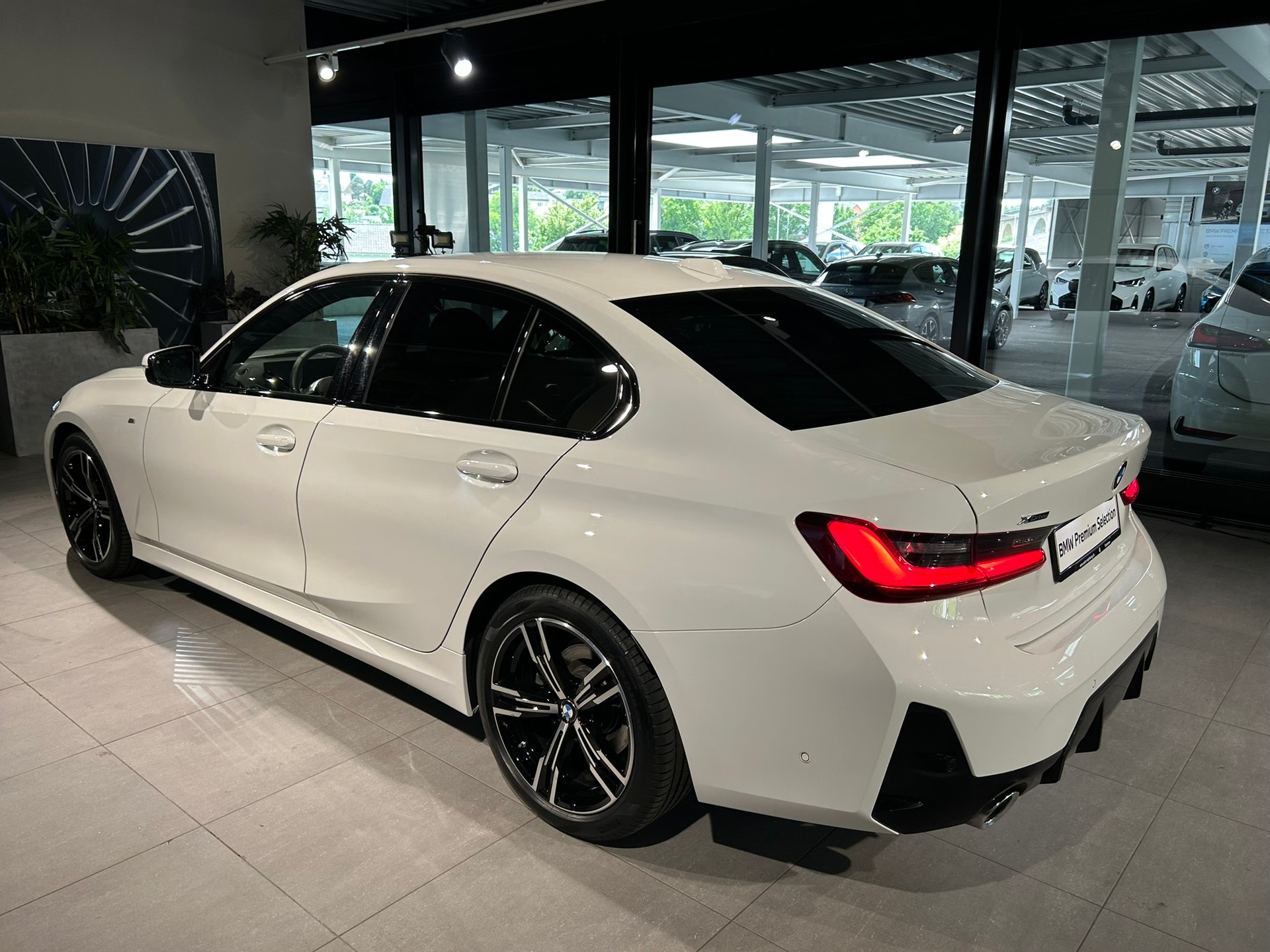 BMW 320d xDrive 48V Steptronic M Sport-image-9